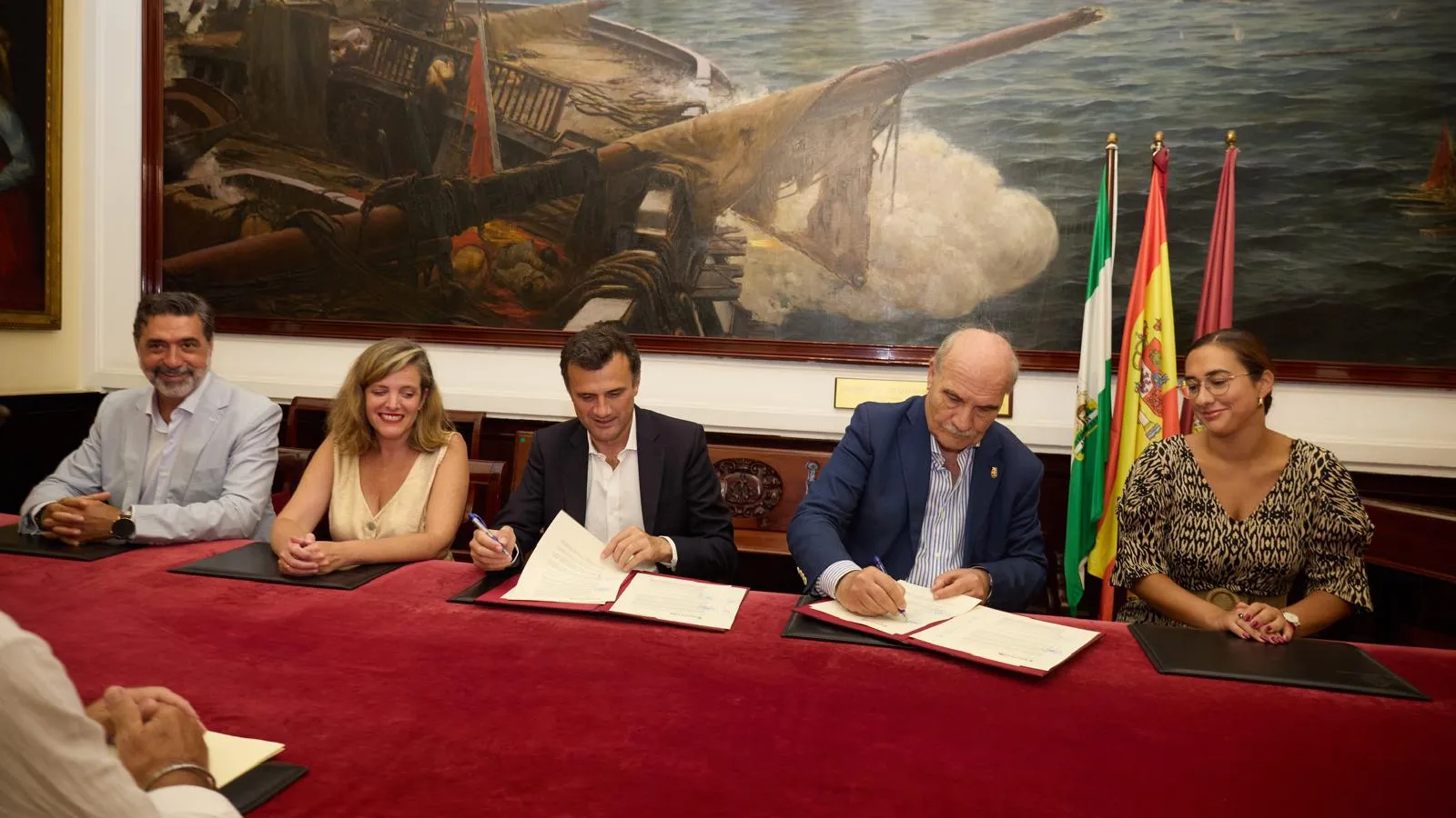 Momento de la rúbrica con autoridades y representante del Consejo Local de Hermandades y Cofradías