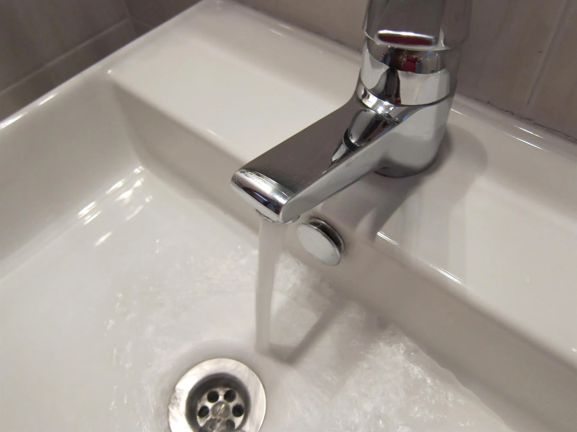 Grifo con agua en una imagen de archivo