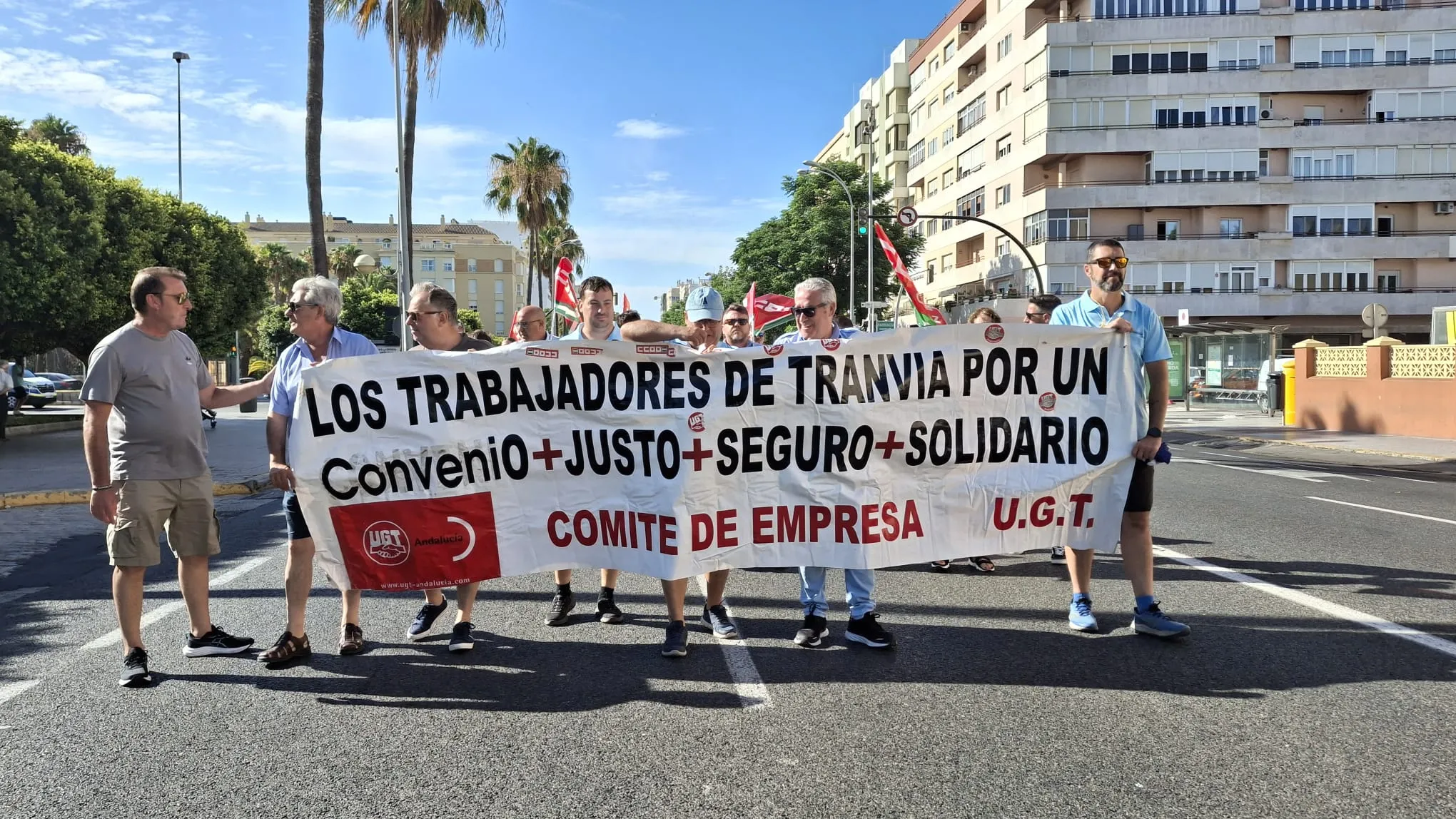 Manifestación, este viernes, de los trabajadores del servicio de autobús urbano.