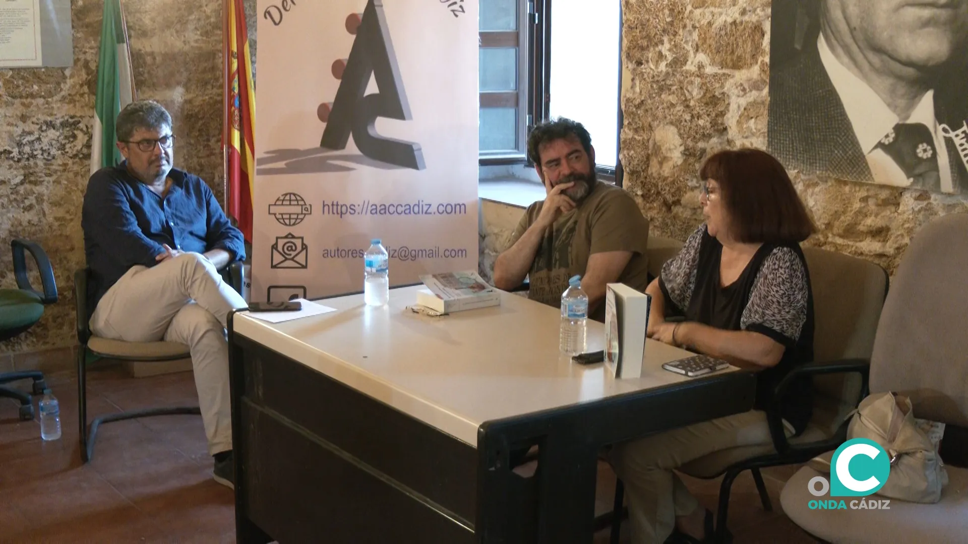 María Luisa Páramo , acompañada por Miguel Ángel García Argüez, en la presentación del libro "El Carnaval de las coplas, un arte de Cádiz".