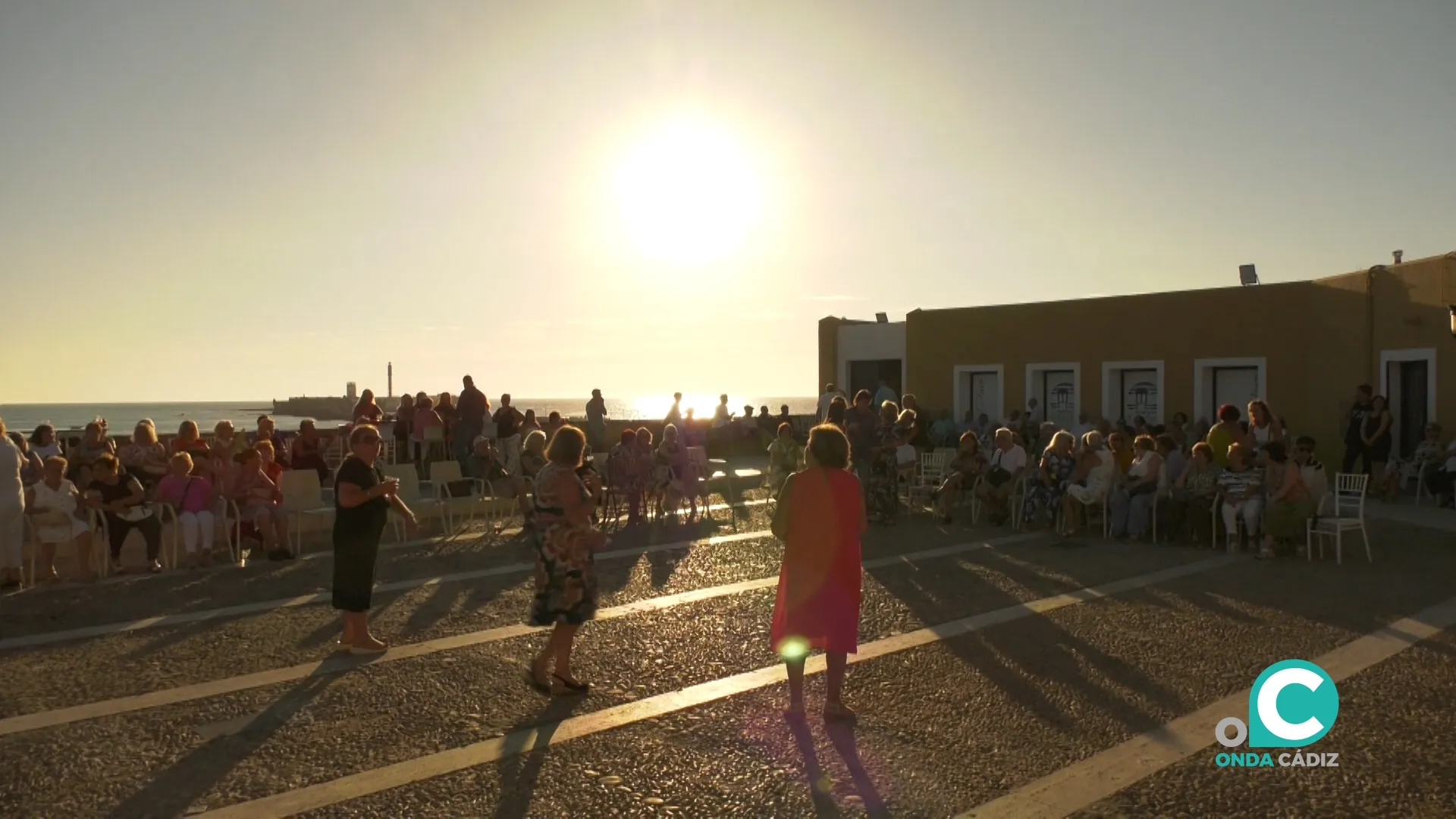 El Baluarte de los Mártires acoge una jornada de convivencia de verano para los mayores de Cádiz. 