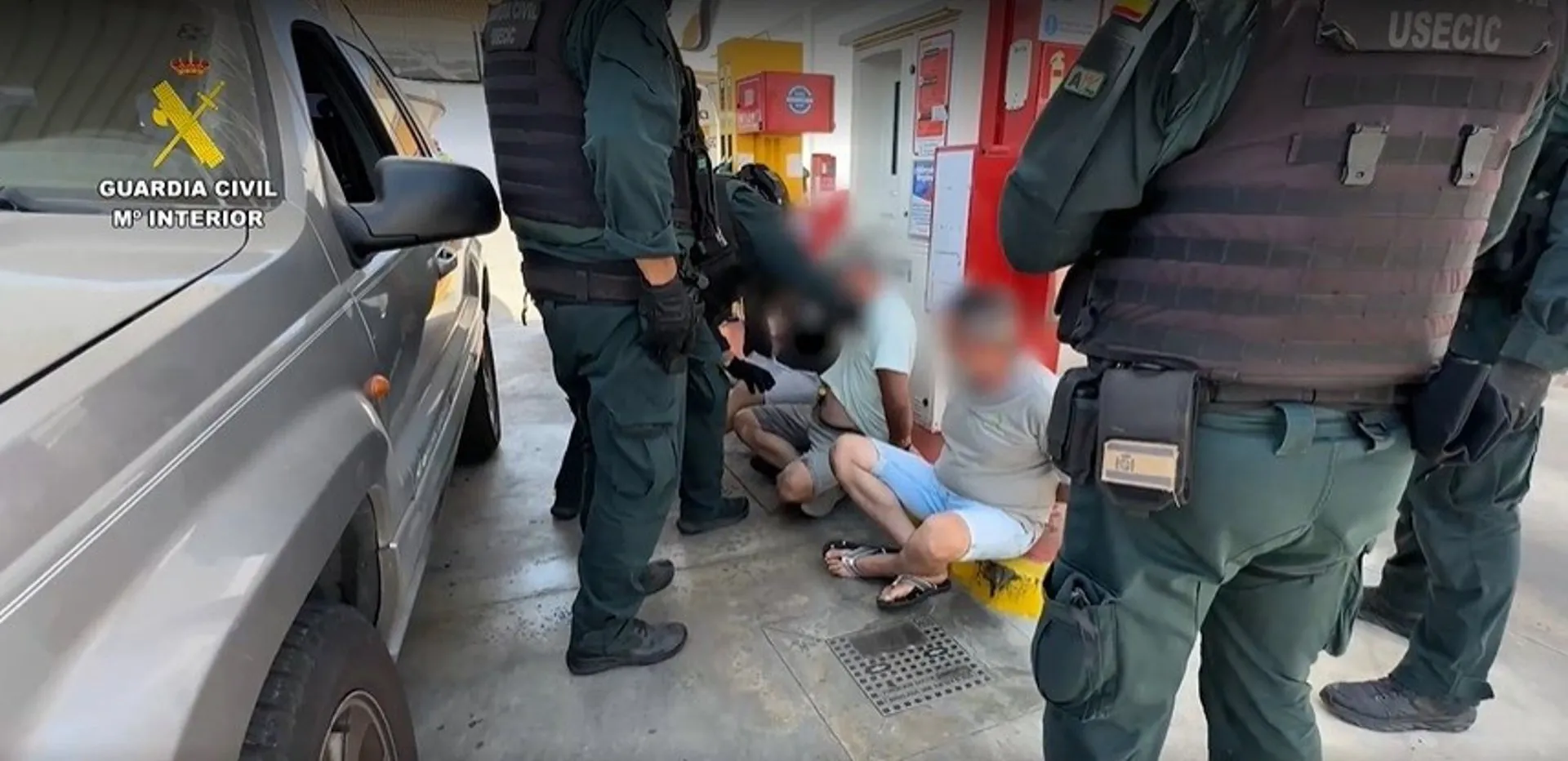 Agentes de la Guardia Civil con los detenidos de la organización que operaba con una narcogasolinera flotante.