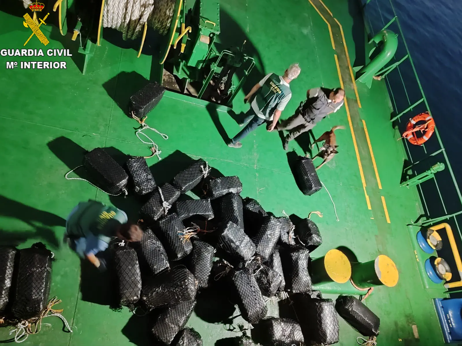 Agentes de la Guardias civil inspeccionan el género incautado