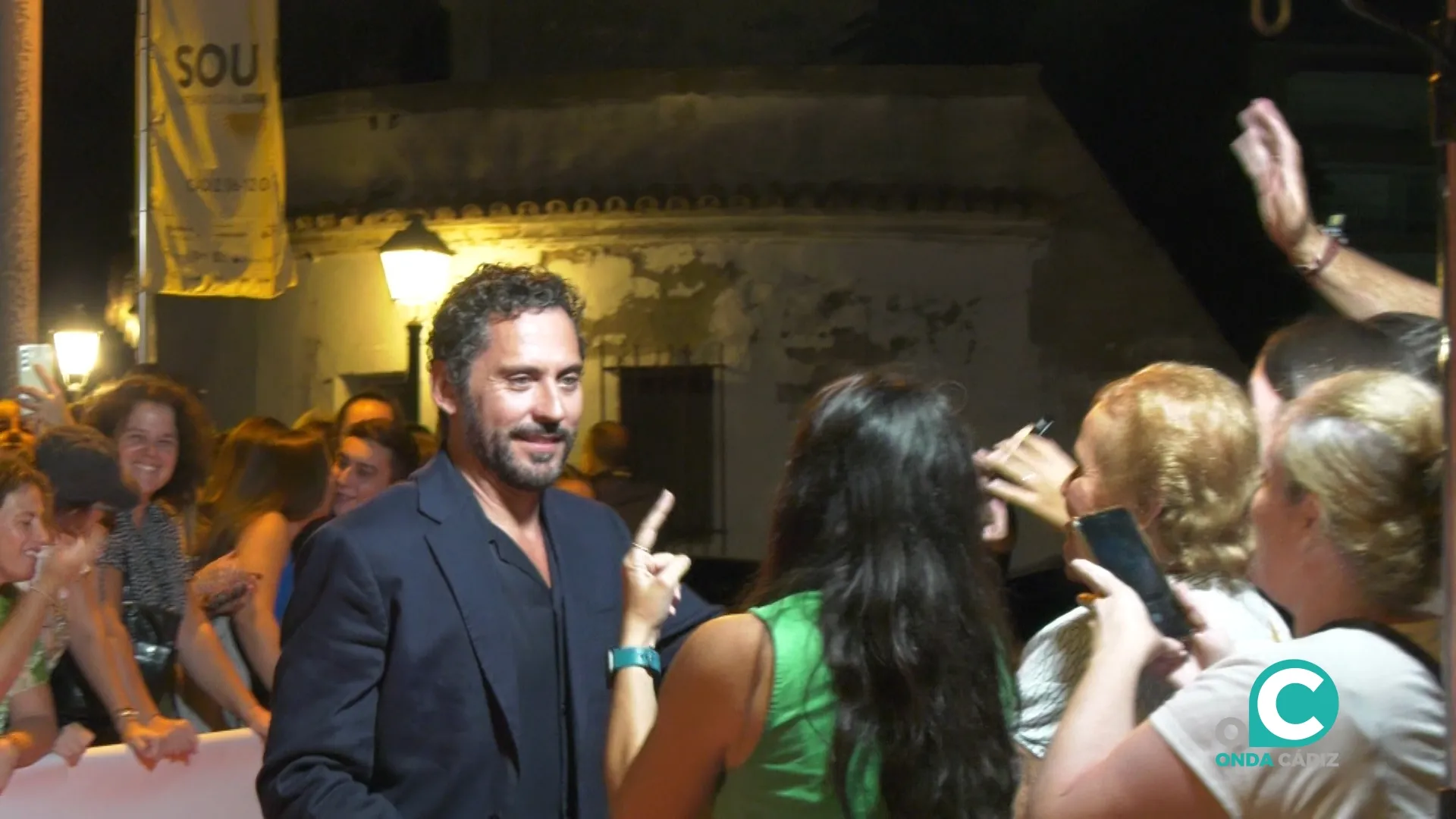 El actor Paco León habla con sus seguidores en la celebración del South International Series Festival 2025. 