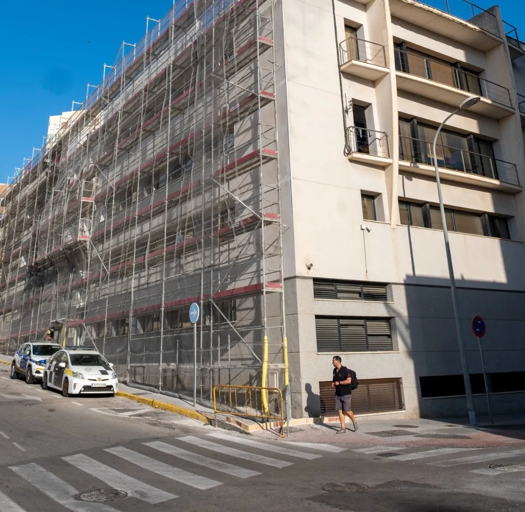 El estado actual de la fachada de la Jefatura de la Policía Local.