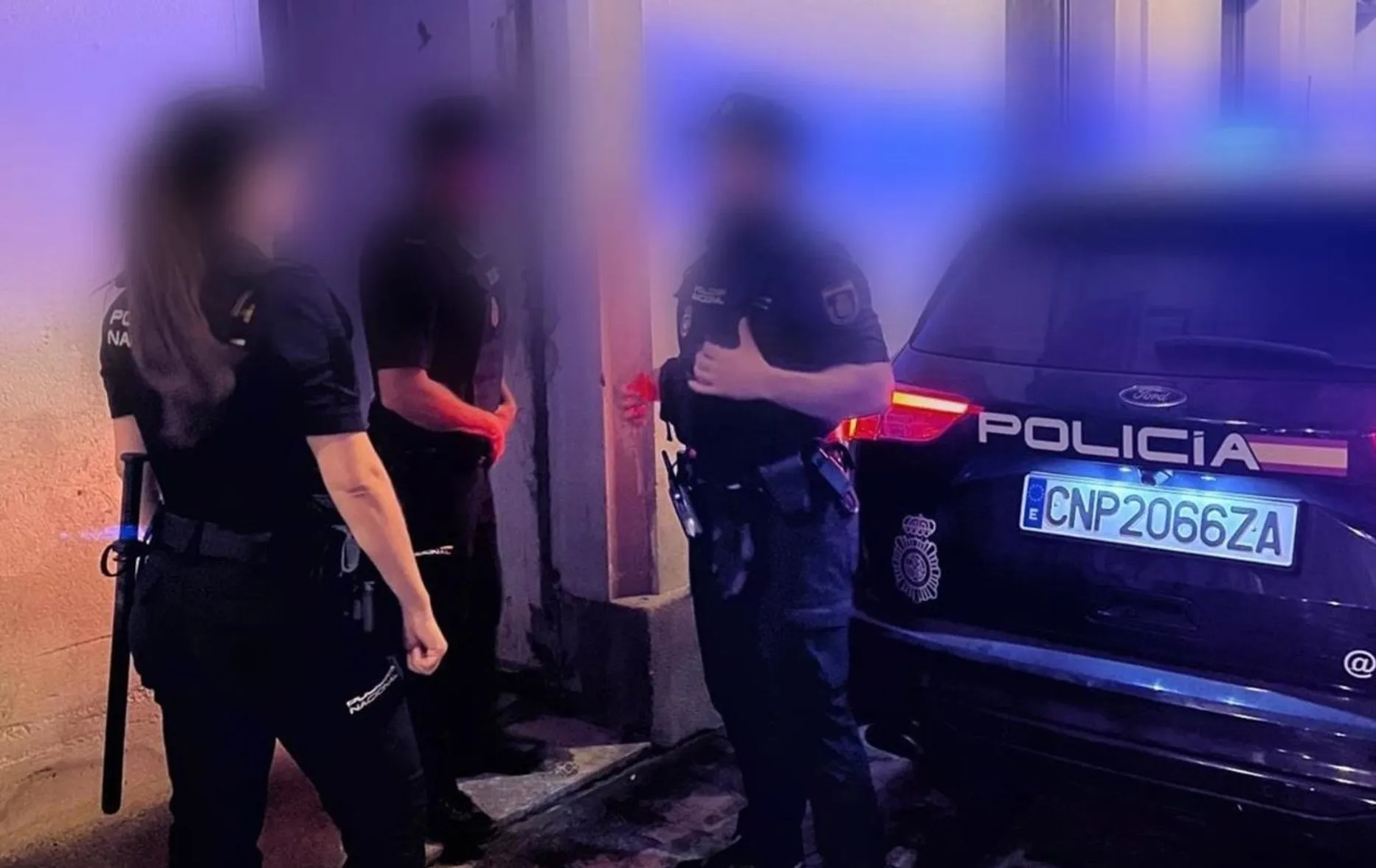 Agentes en la entrada del inmueble