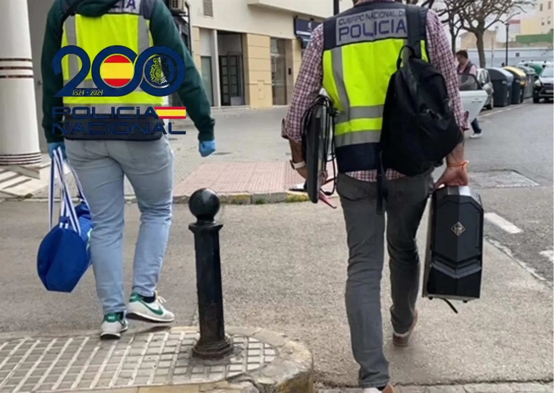 Agentes de la Policía Nacional con material intervenido a la red de pornografía infantil que operaba en la provincia