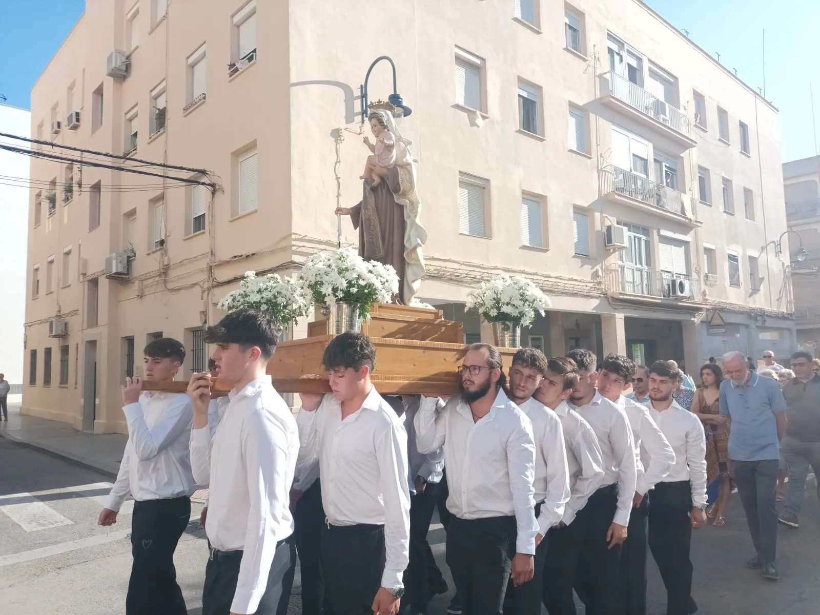 Rosario de la Aurora por el barrio marinero de Puntales celebrado esta mañana.