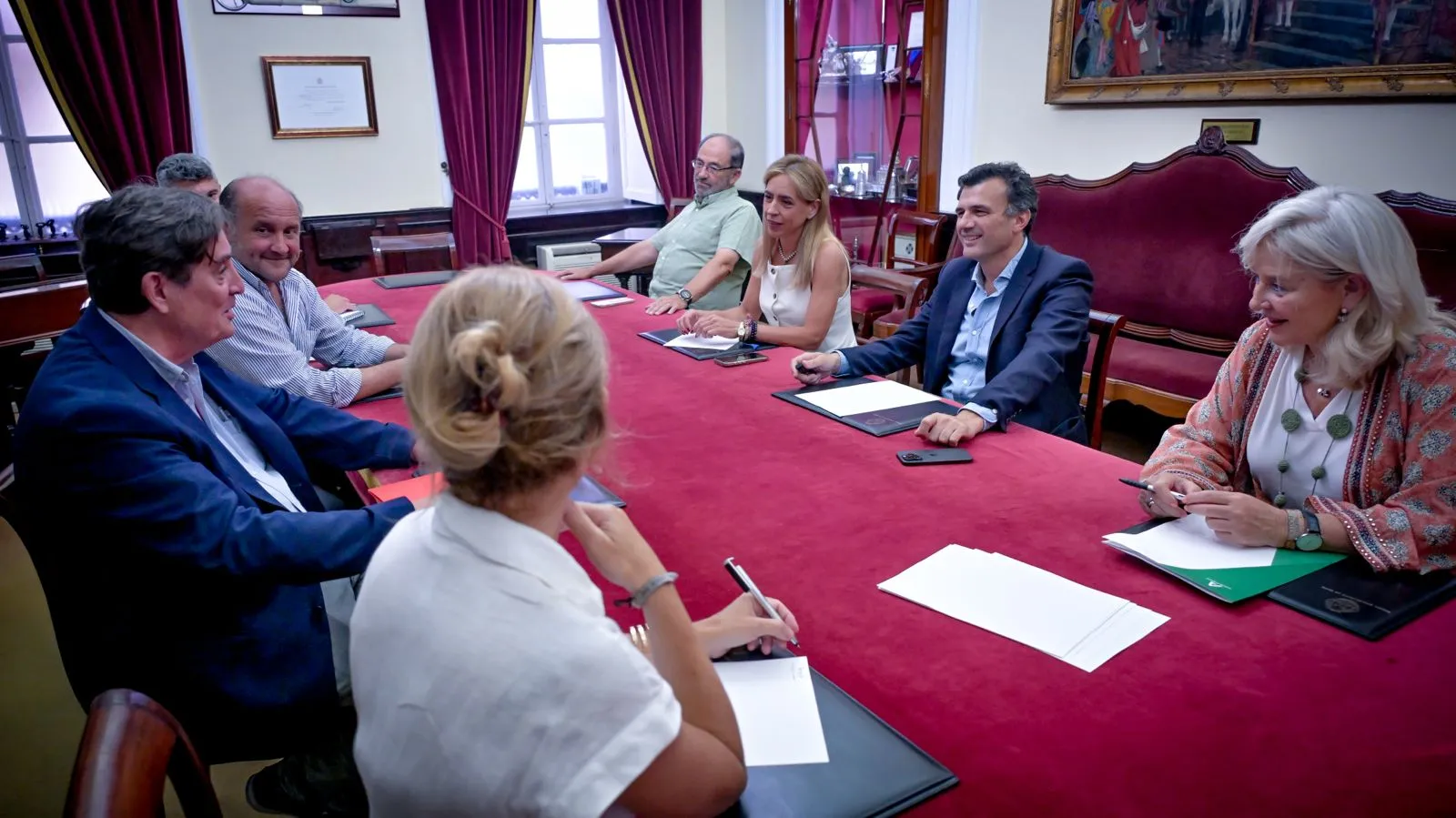 Representantes del Ayuntamiento, Diputación, Junta de Andalucía, del Instituto Cervantes y de la APC mantienen un encuentro para ultimar los detalles de la programación.