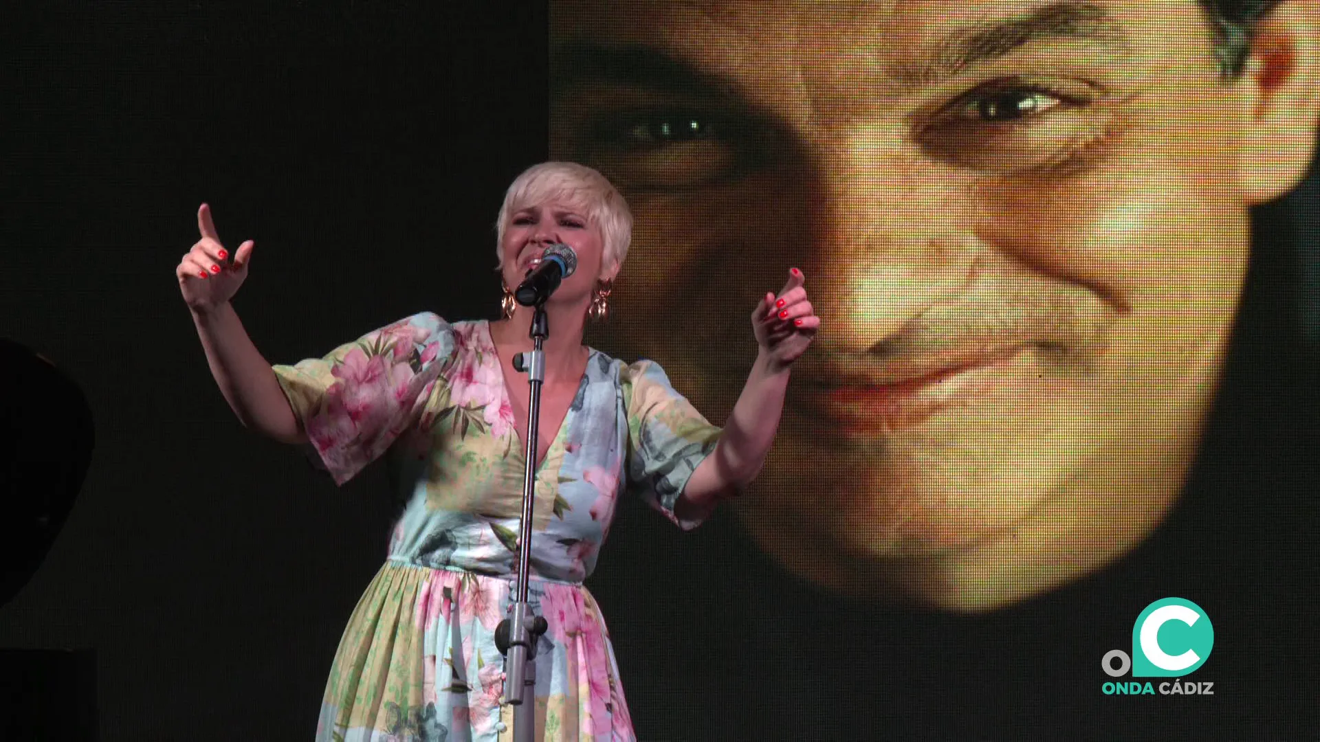 La artista durante un momento de su actuación en recuerdo al cantautor granadino
