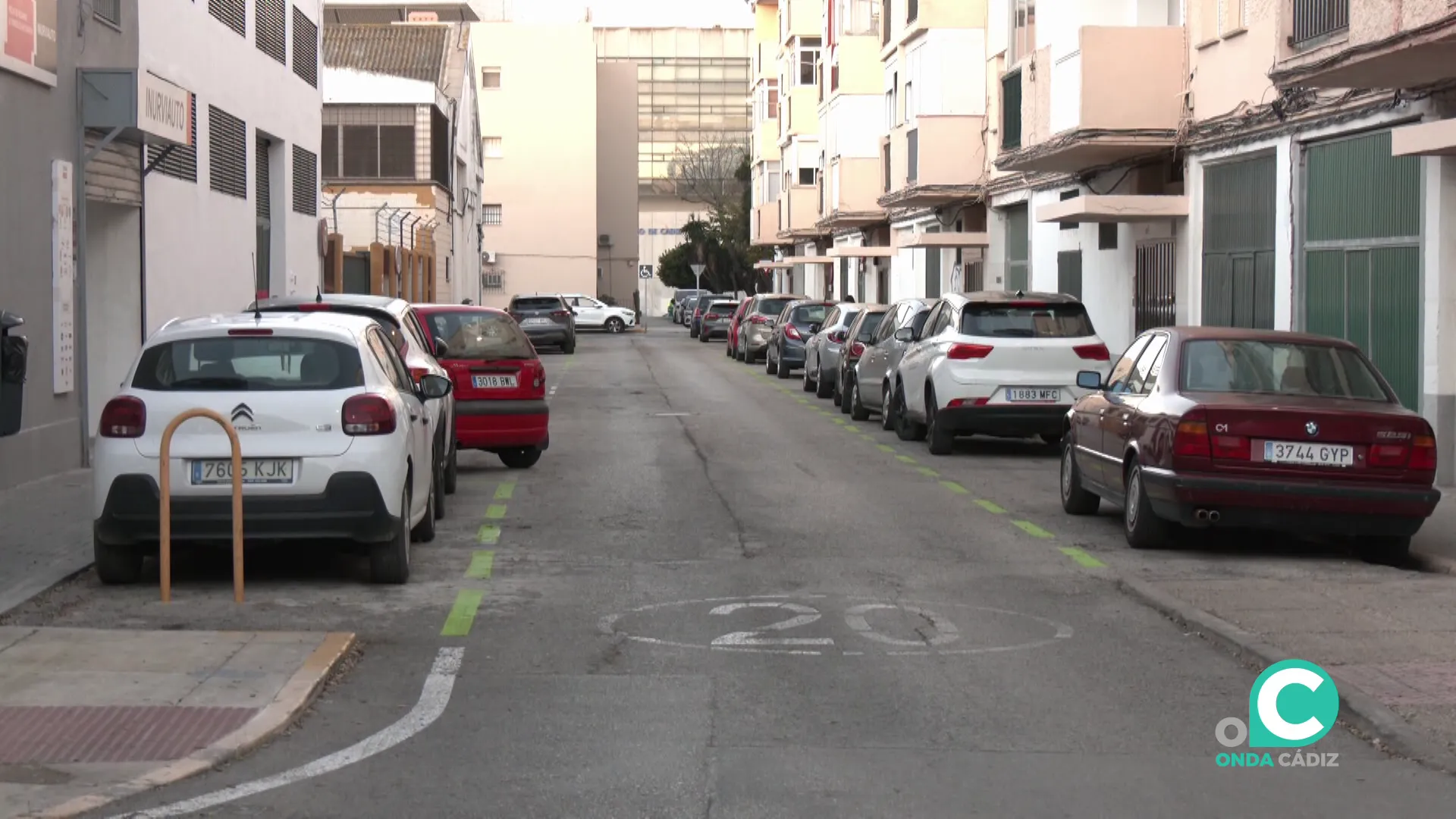 Vehículos estacionados en una calle de la capital gaditana