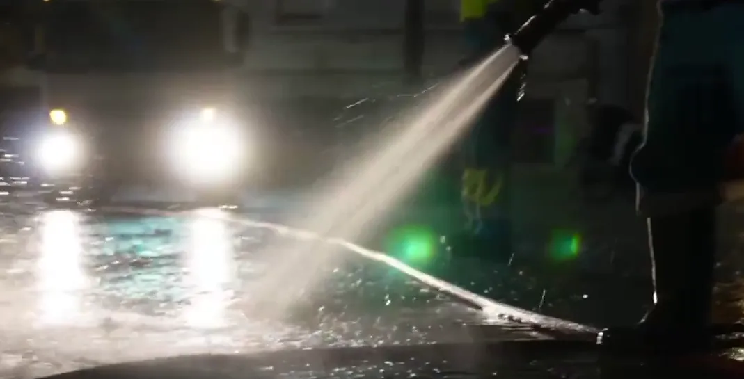 Baldeo de una calle del centro de la ciudad