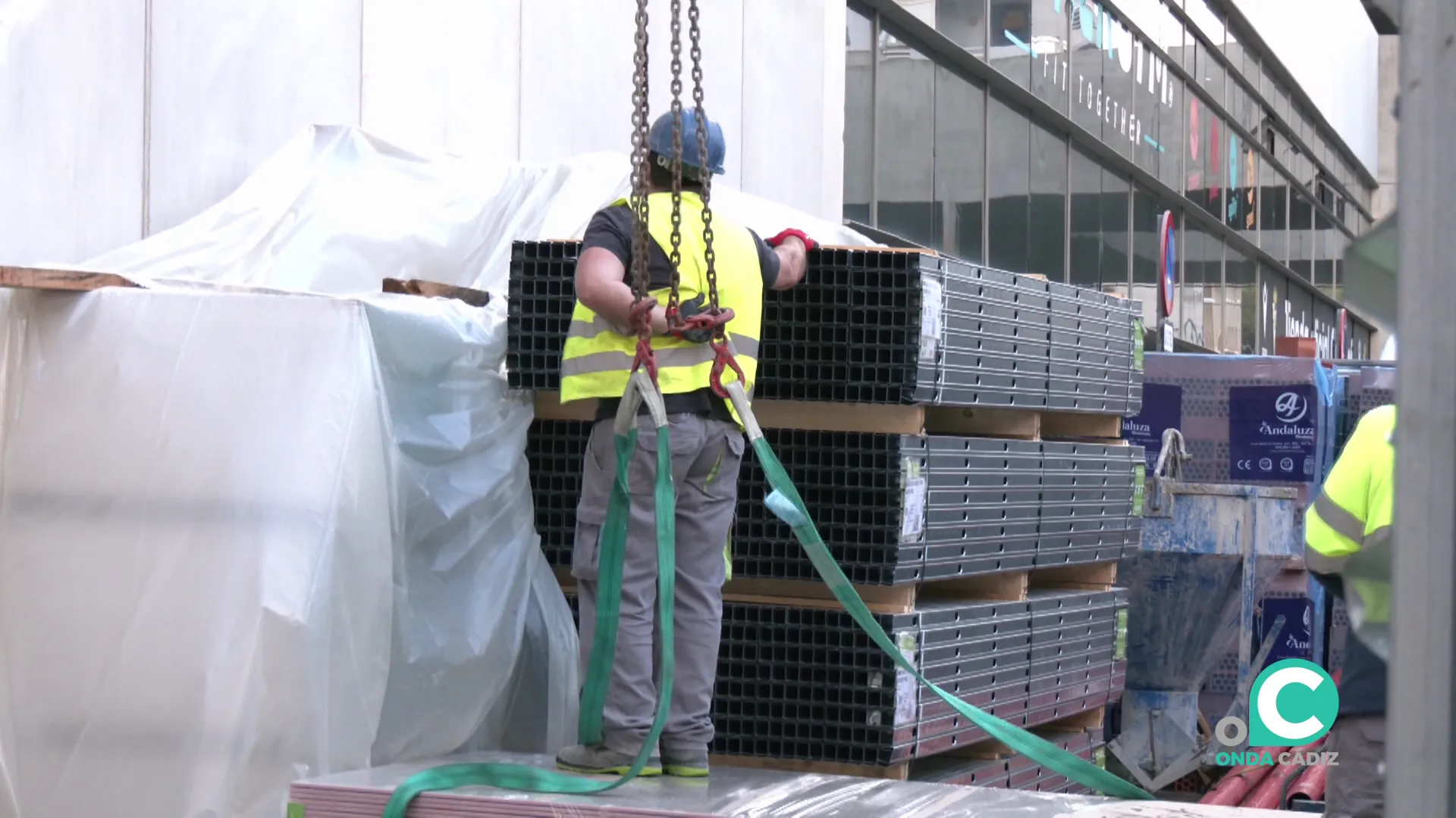 Operarios de la construcción en una obra en la capital gaditana