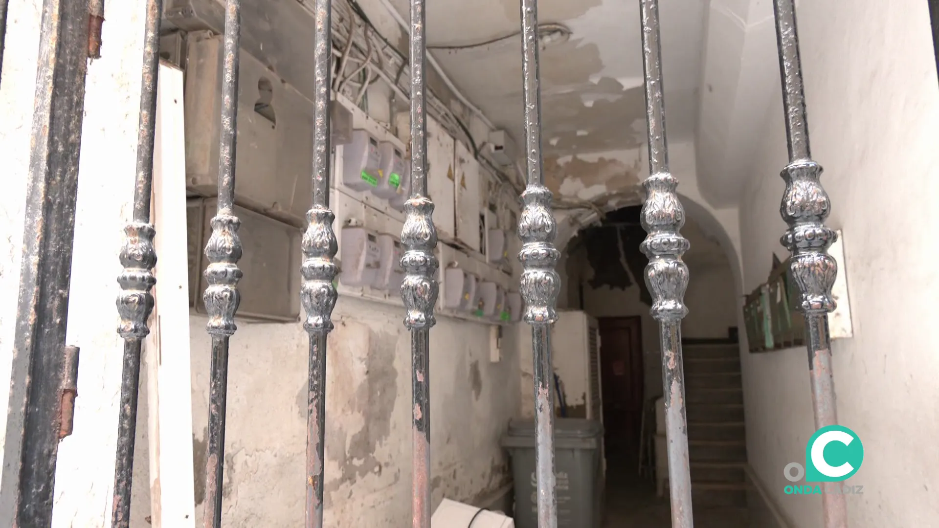 Estado de la entrada de acceso al edificio en el centro de la capital gaditana