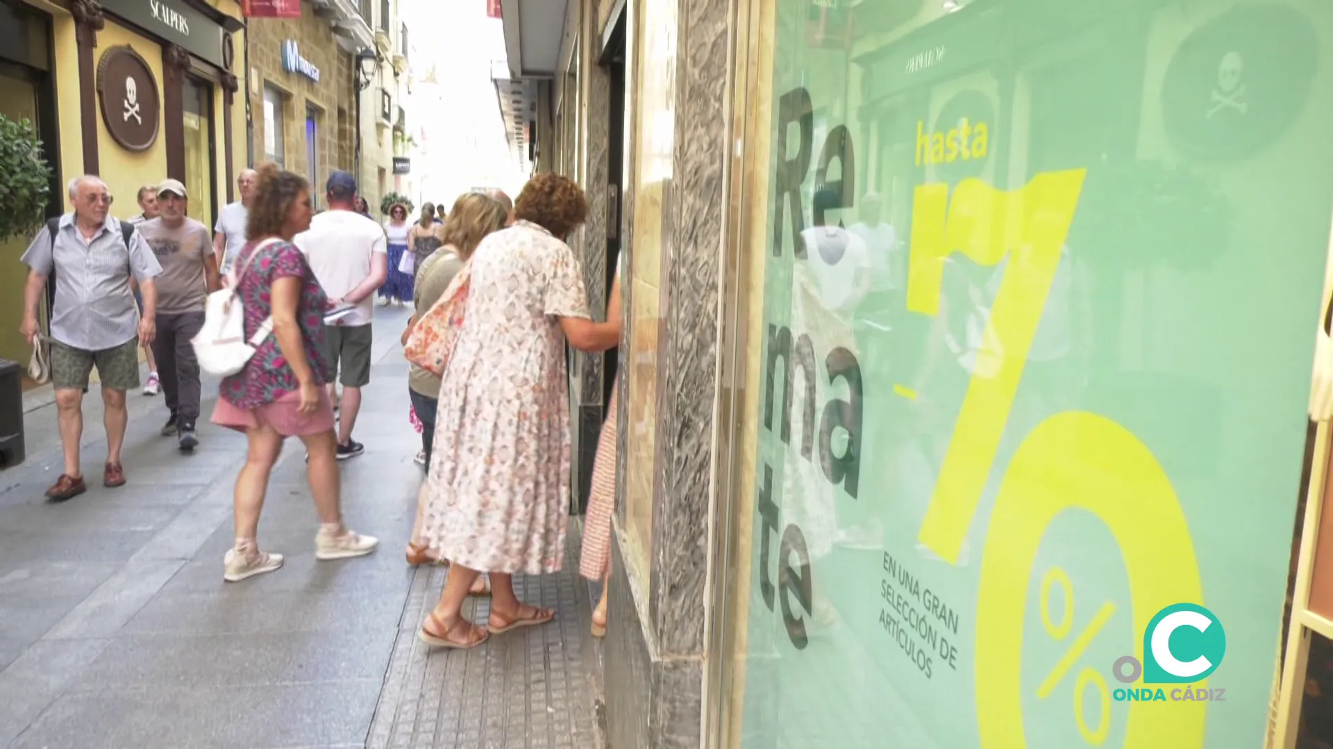 Establecimiento comercial con el reclamo de las ofertas estivales en el centro de la capital gaditana 