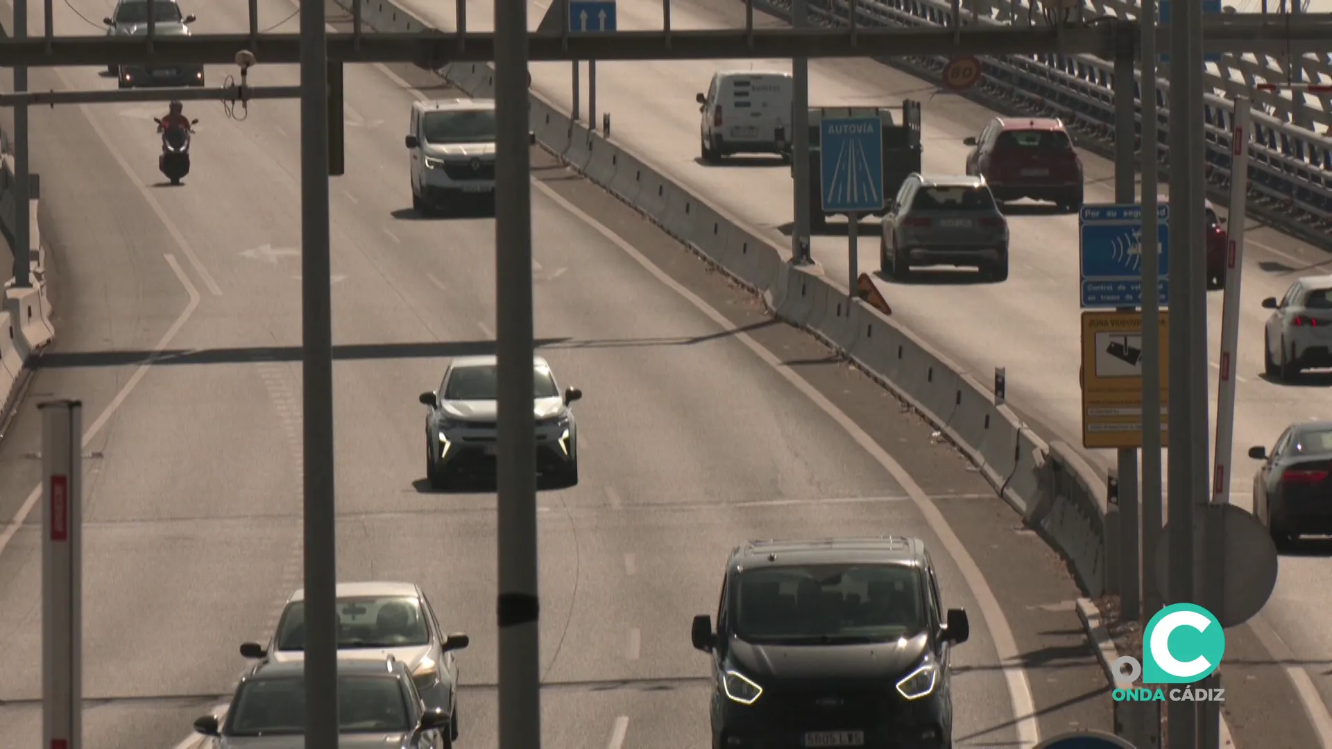 Vehículos transitando por el puente de 1812 este viernes
