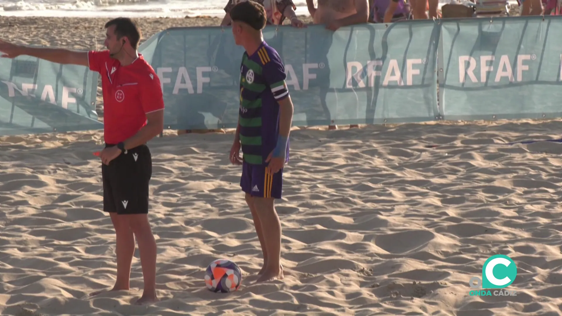 Un árbitro señaliza un acción antirreglamentaria durante un lance del juego