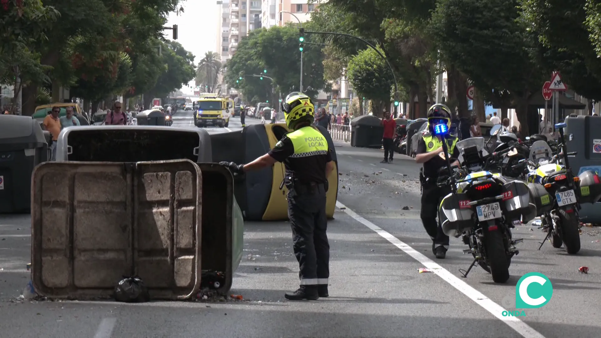 Agentes inspeccionan daños en la capital gaditana durante las pasadas movilizaciones
