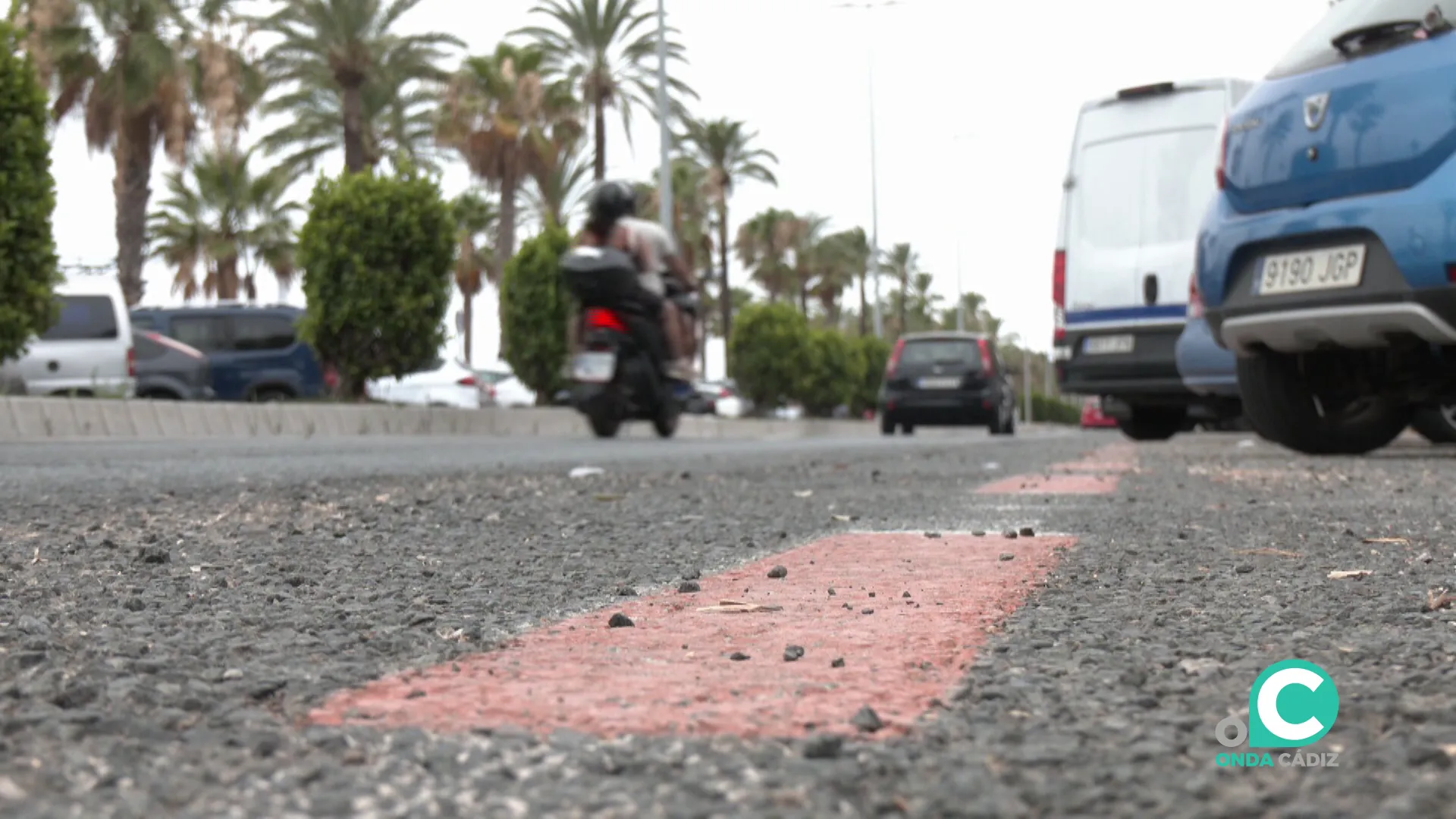 Vehículos situados en la avenida de la Bahía este martes
