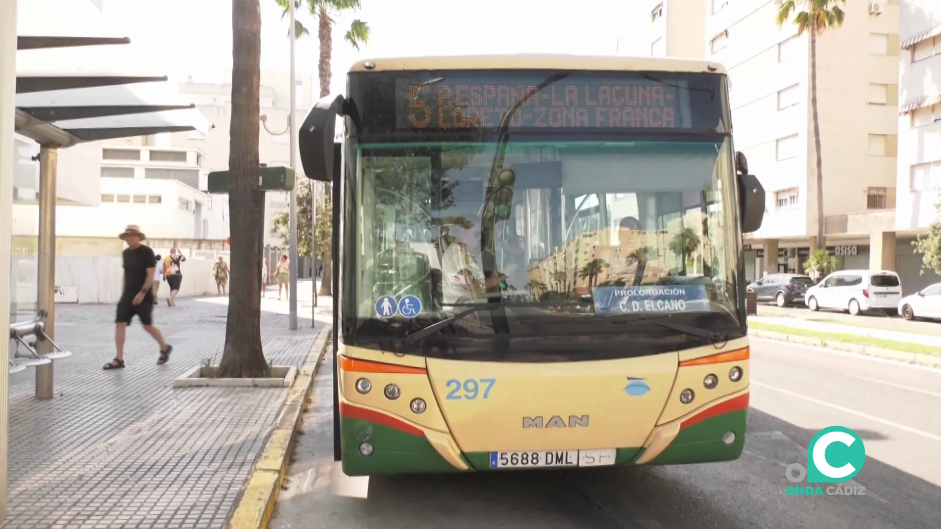 Vehículo en una parada en la avenida de Las Cortes