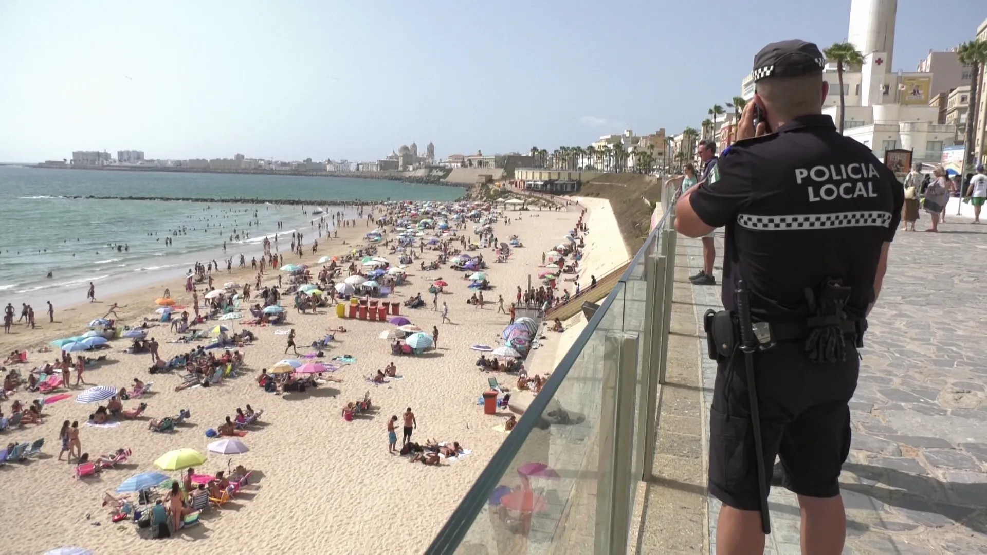 Agente de policiia local en labores de vigilancia junto a la playa Santa María del Mar
