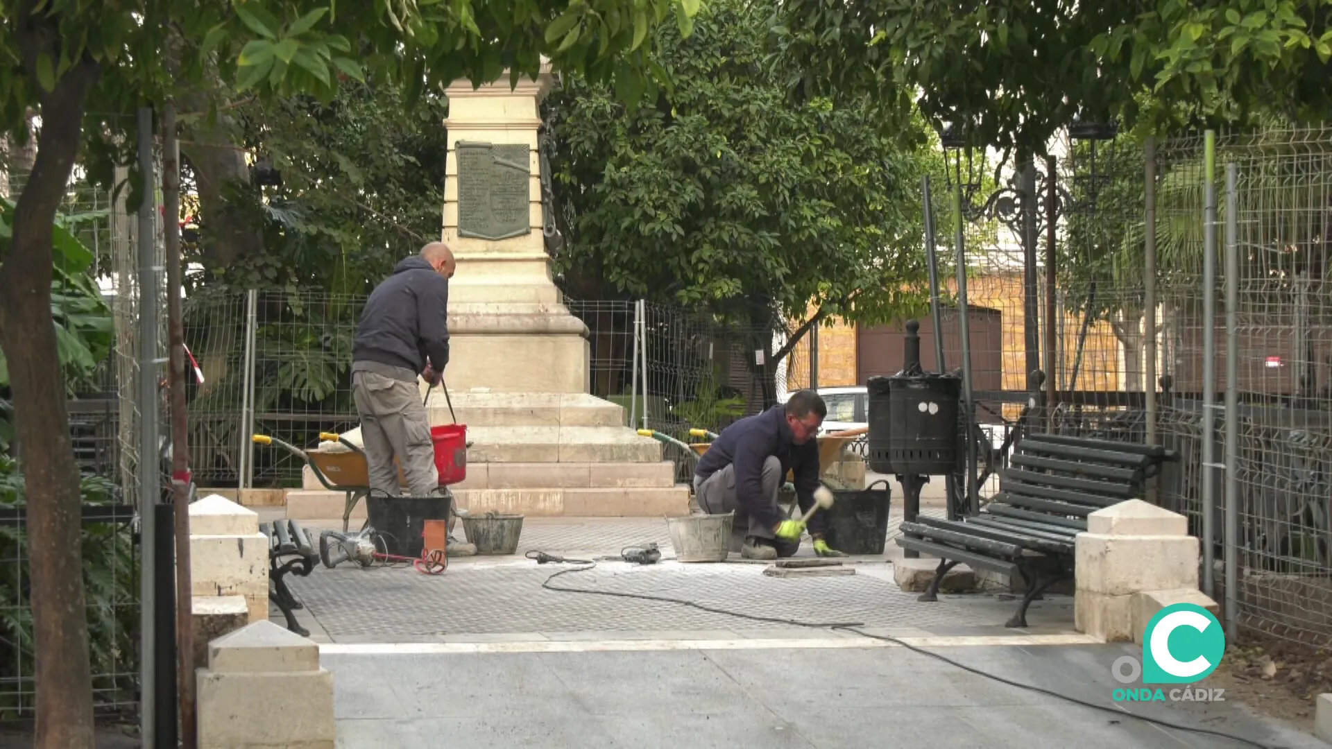 Operarios trabajando en el firme de la Alameda en una imagen de archivo