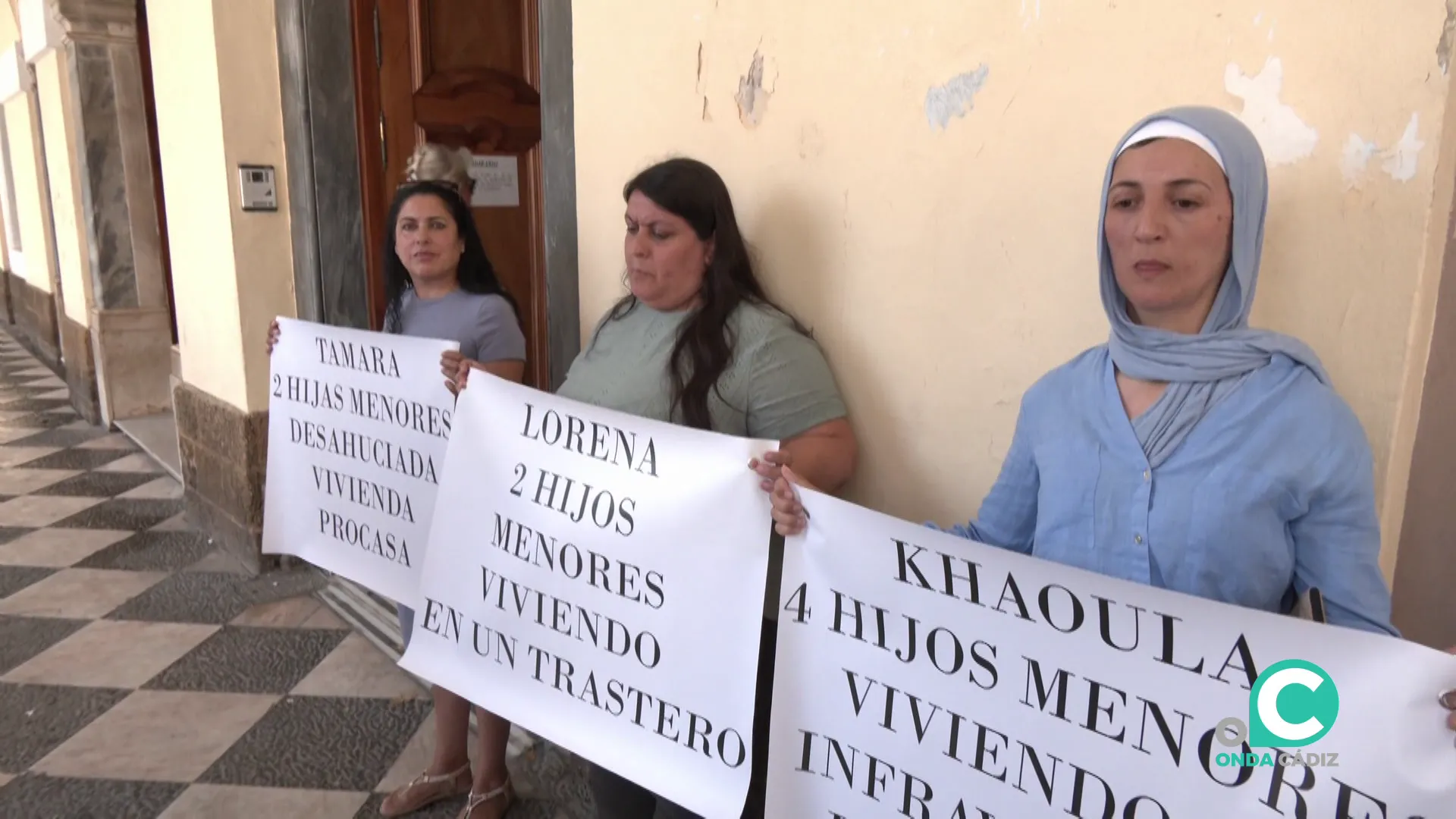 Las afectadas este lunes a la puerta del edificio