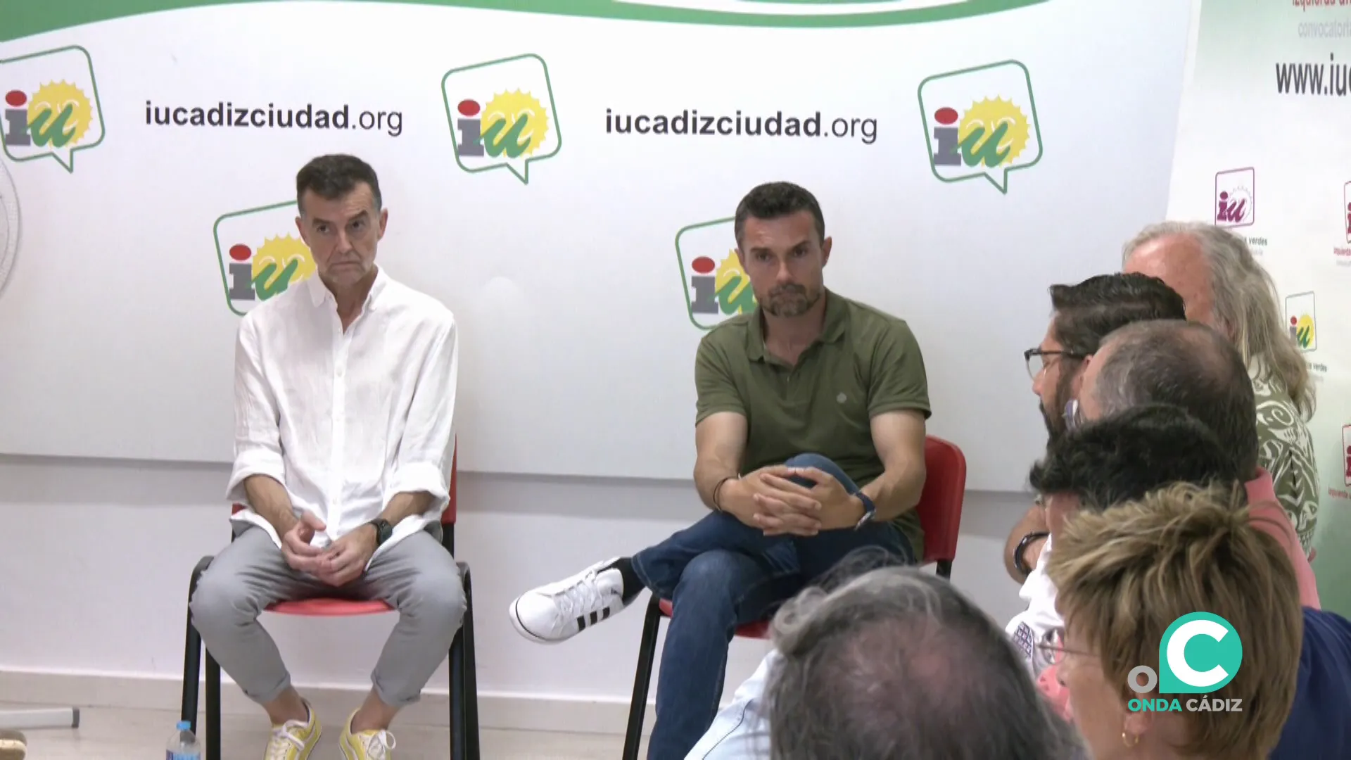 Momento del encuentro entre el dirigente y los representantes del movimiento ciudadano en Cádiz