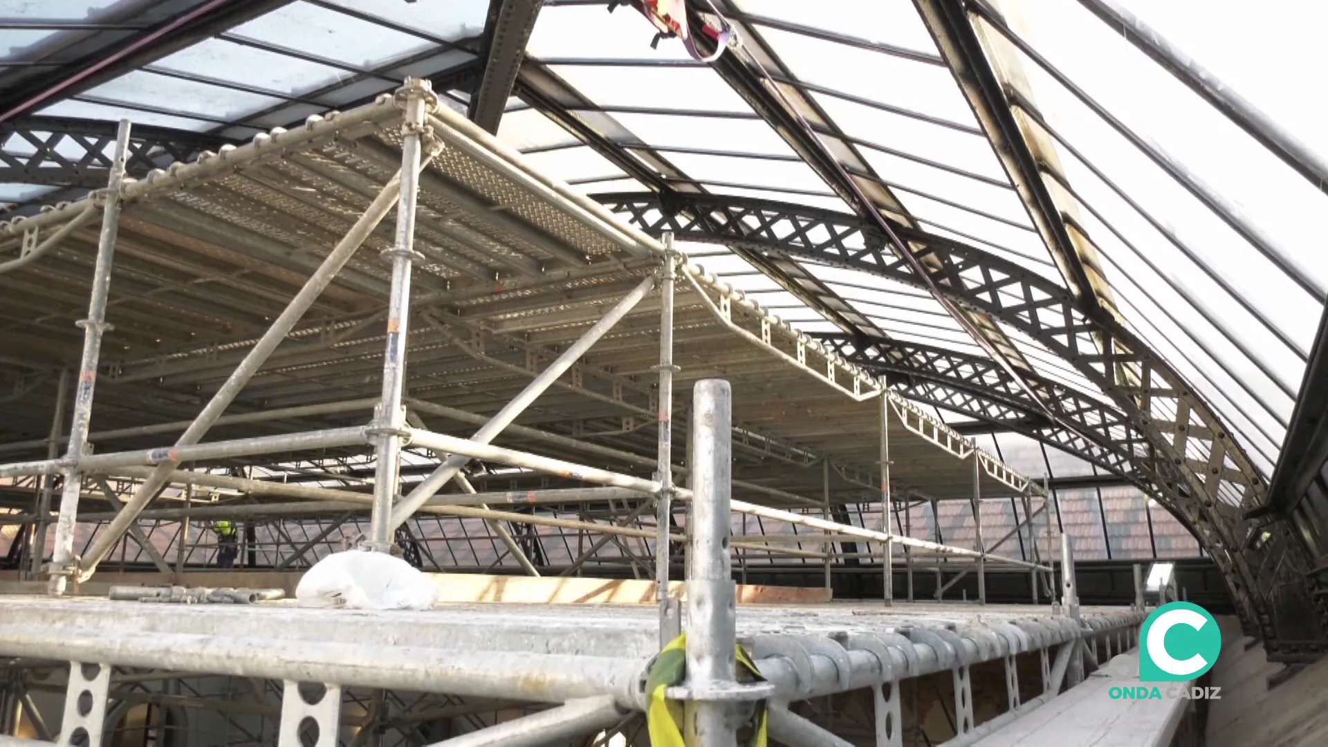 Actuaciones dentro del interior de la vitrina superior del edificio