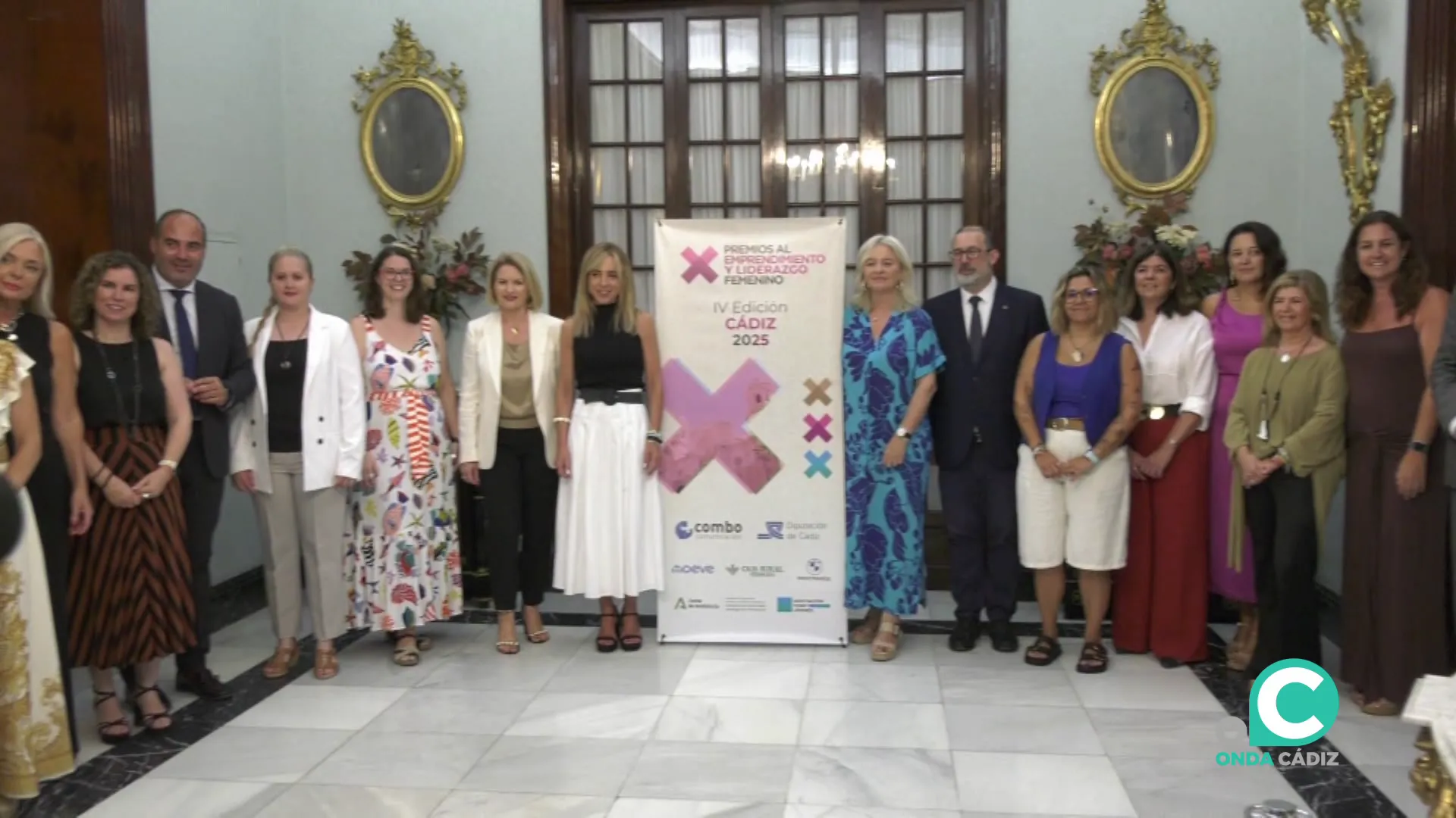 Autoridades y protagonistas antes del comienzo de acto