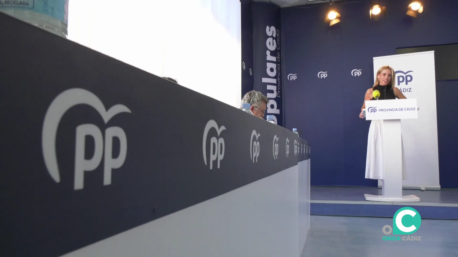 La Secretaria General PP atiende a los medios durante la rueda de prensa de este jueves