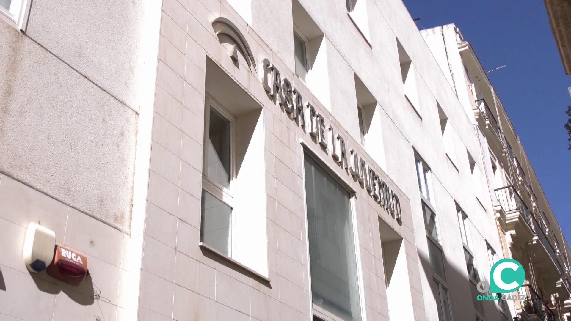 Fachada del centro en la calle Cánovas de  Castillo