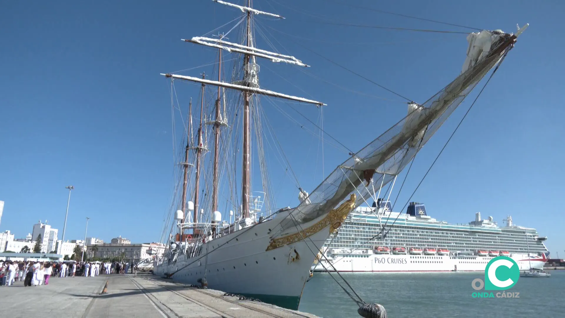 El navio este lunes atracado en el muelle de Cádiz