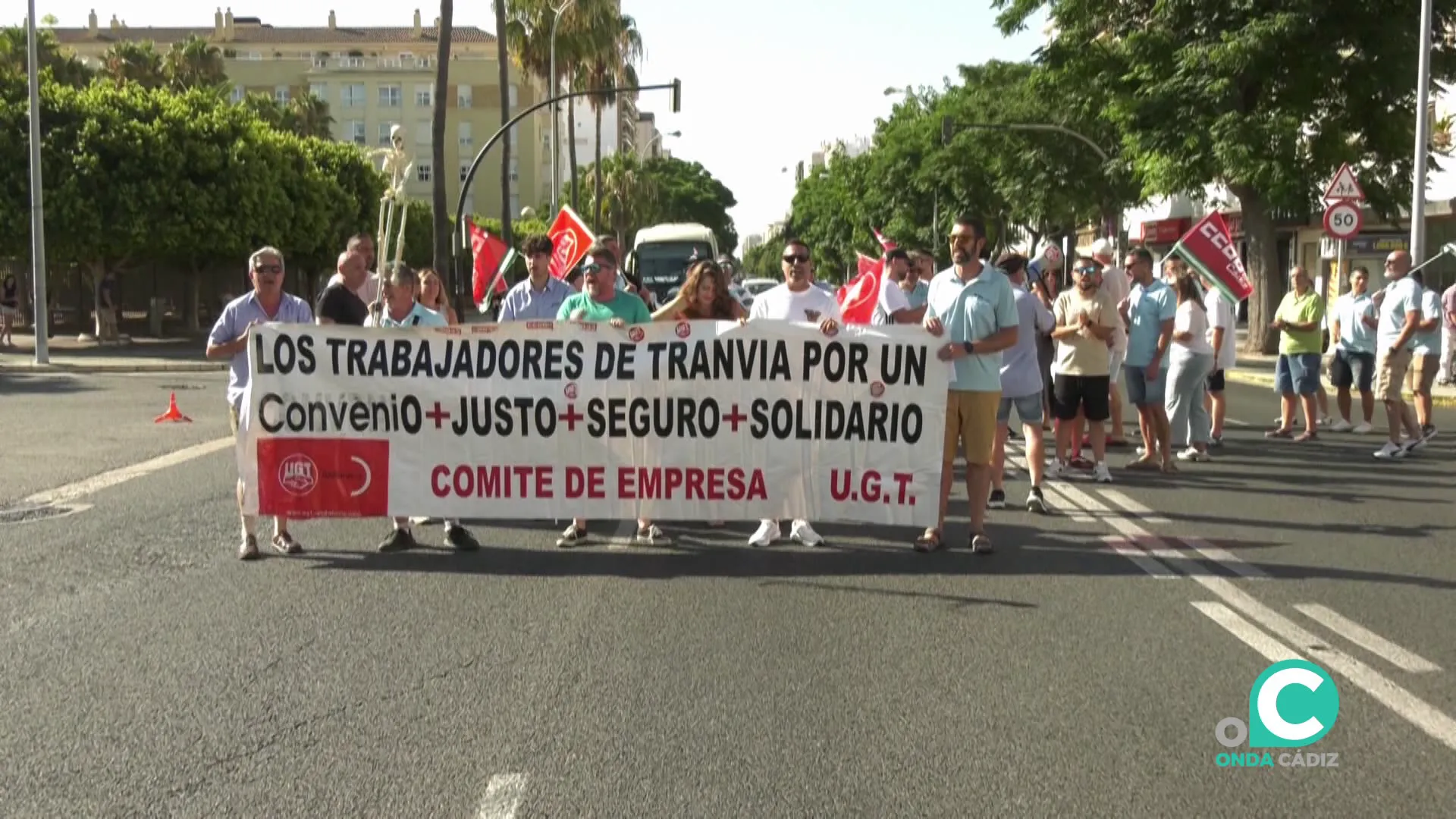 Marcha de protesta de lso trabajadores este lunes por la avenida principal de la capital gaditana