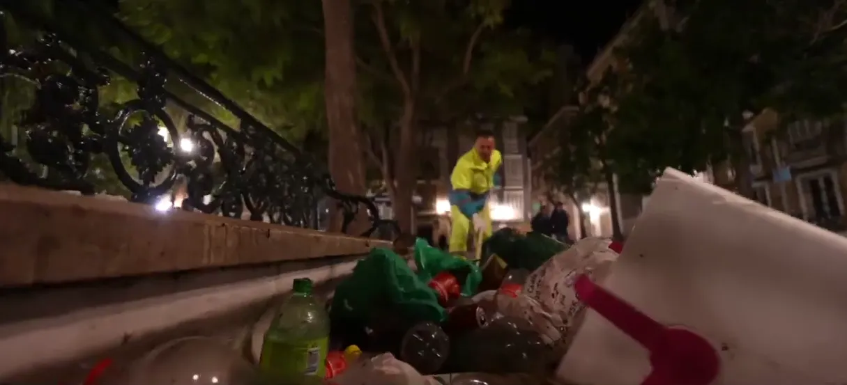 Operario durante un servicio de trabajo en la plaza de la Candelaria en una imagen de archivo