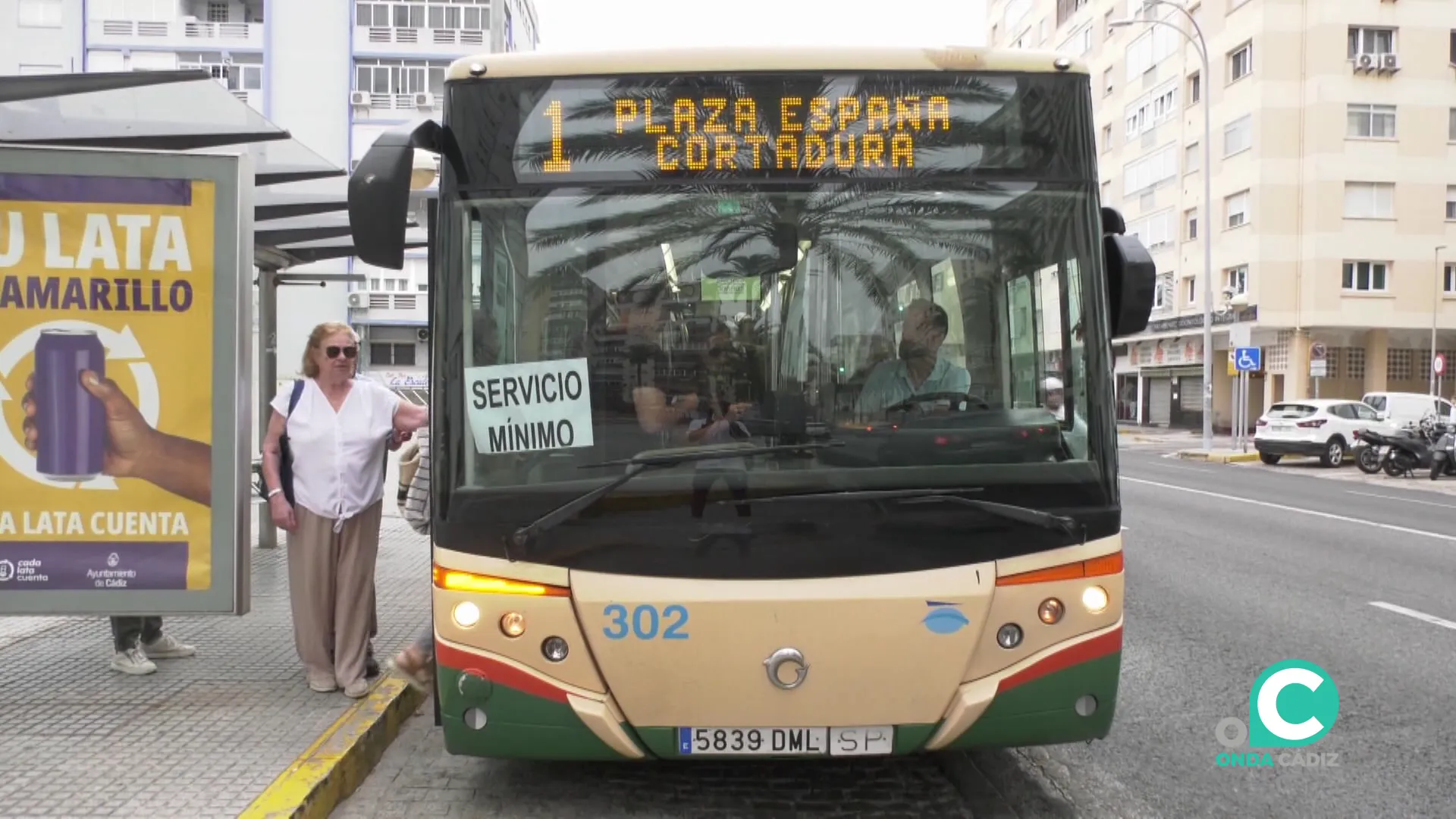 Viajeros suben a uno de los vehículos de servicios mínimos en una de las paradas de la avenida