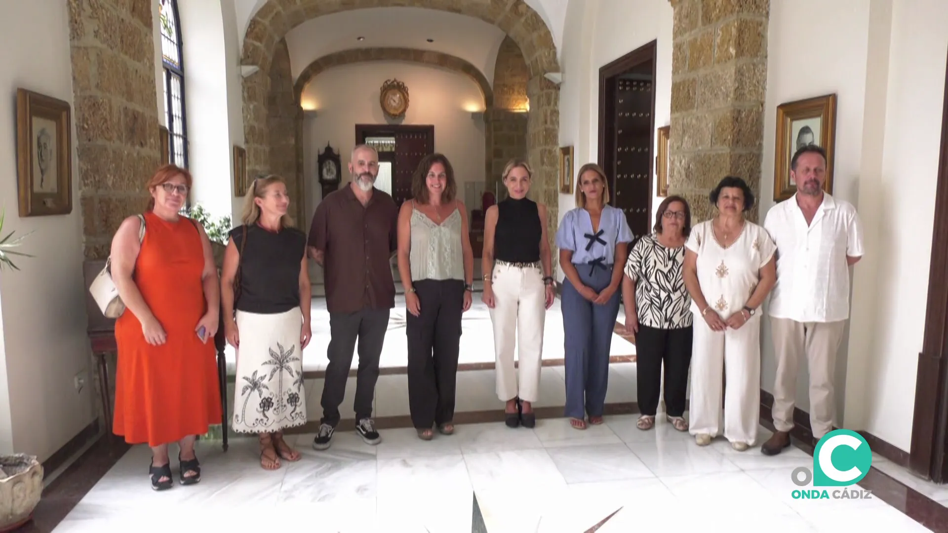 Autoridades y responsables de la entidad este martes al final del encuentro