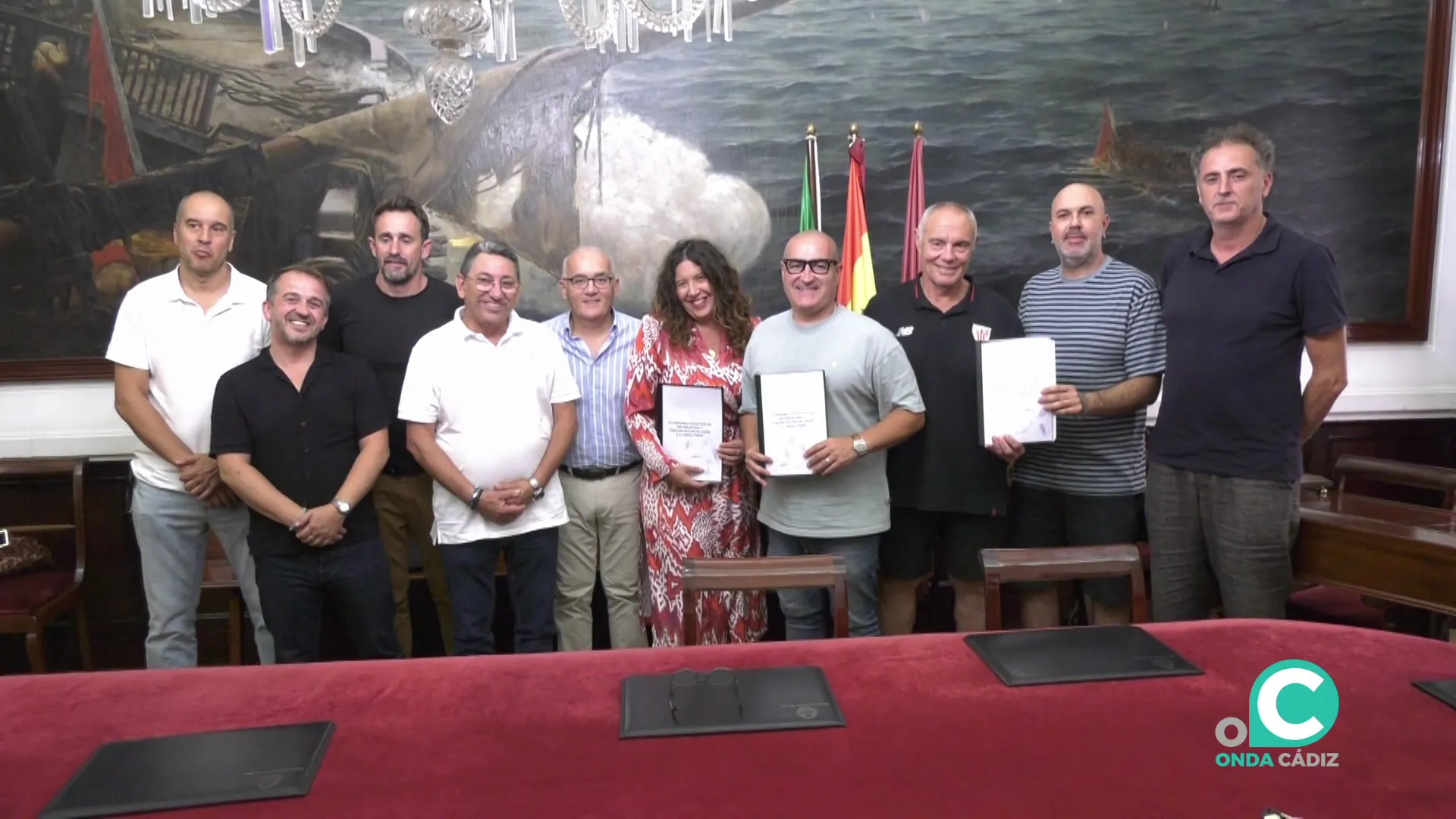 Representantes de trabajadores y del Ayuntamiento tras la rúbrica