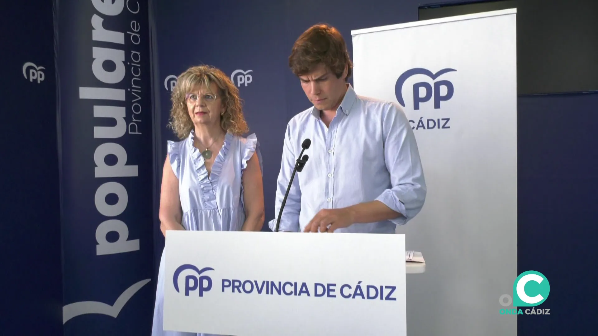  Elvira Velasco, y Miguel Sastre durante su intervención este jueves en la sede en la capital gaditana