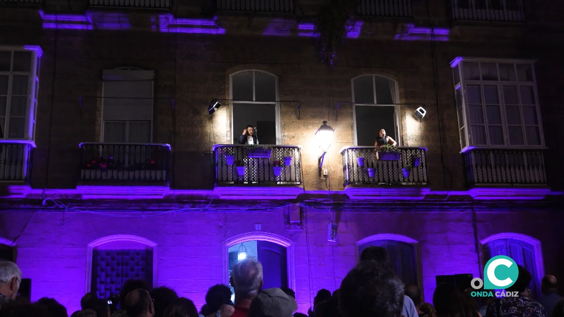 Los cantaores Macarena 'La Negra' y Cisco 'Sinelando' desde el balcón de la calle Santo Domingo. 