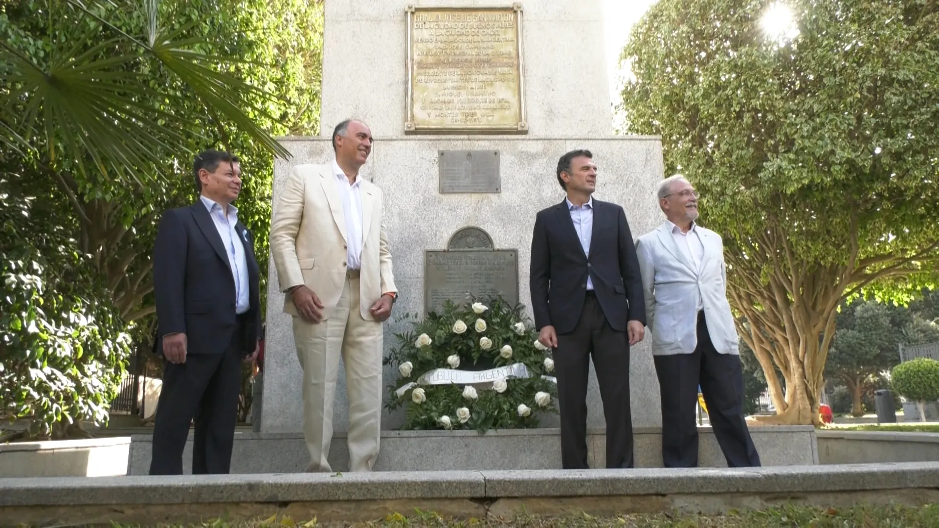 Momento de la ofrenda floral a los pies de la estatua al general