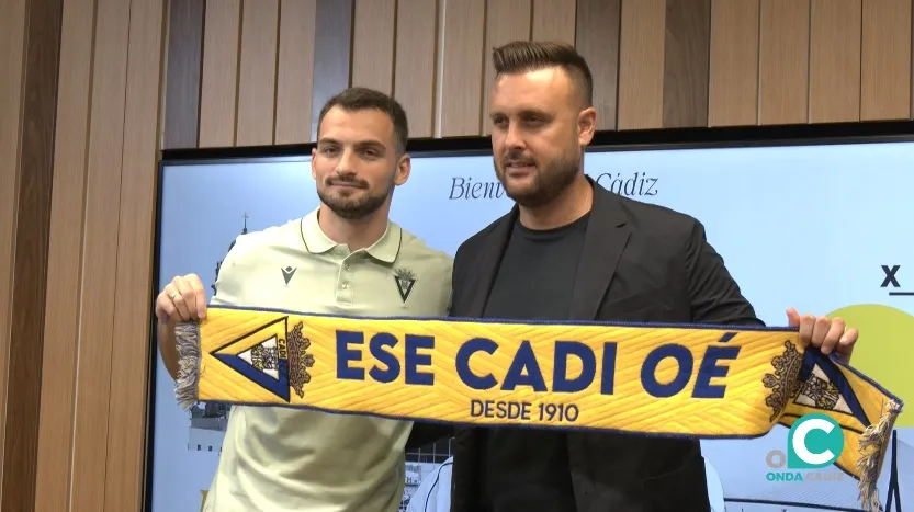 Tabatadze posa junto al Director Deportivo del Cádiz CF, Juan Cala