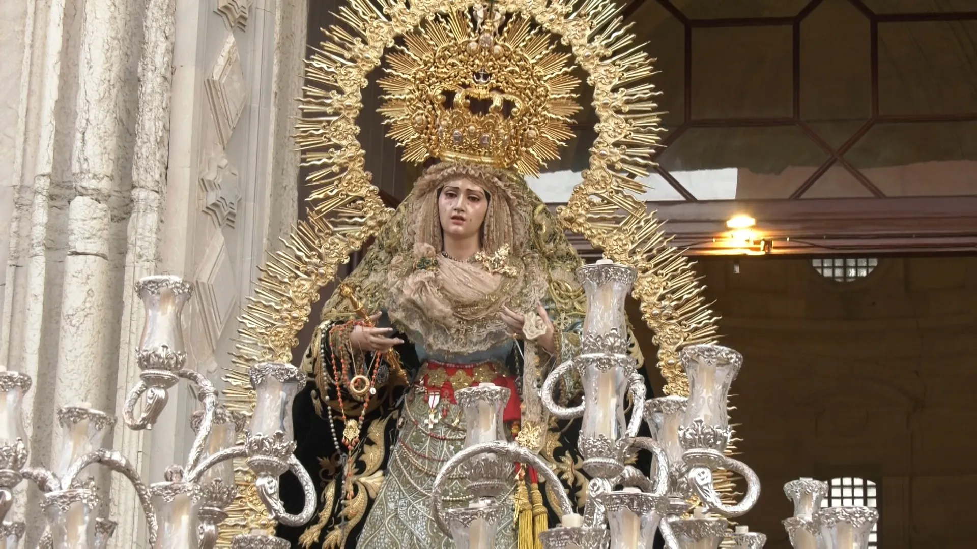 La Virgen de la Esperanza de Cigarreras saliendo de la Catedral