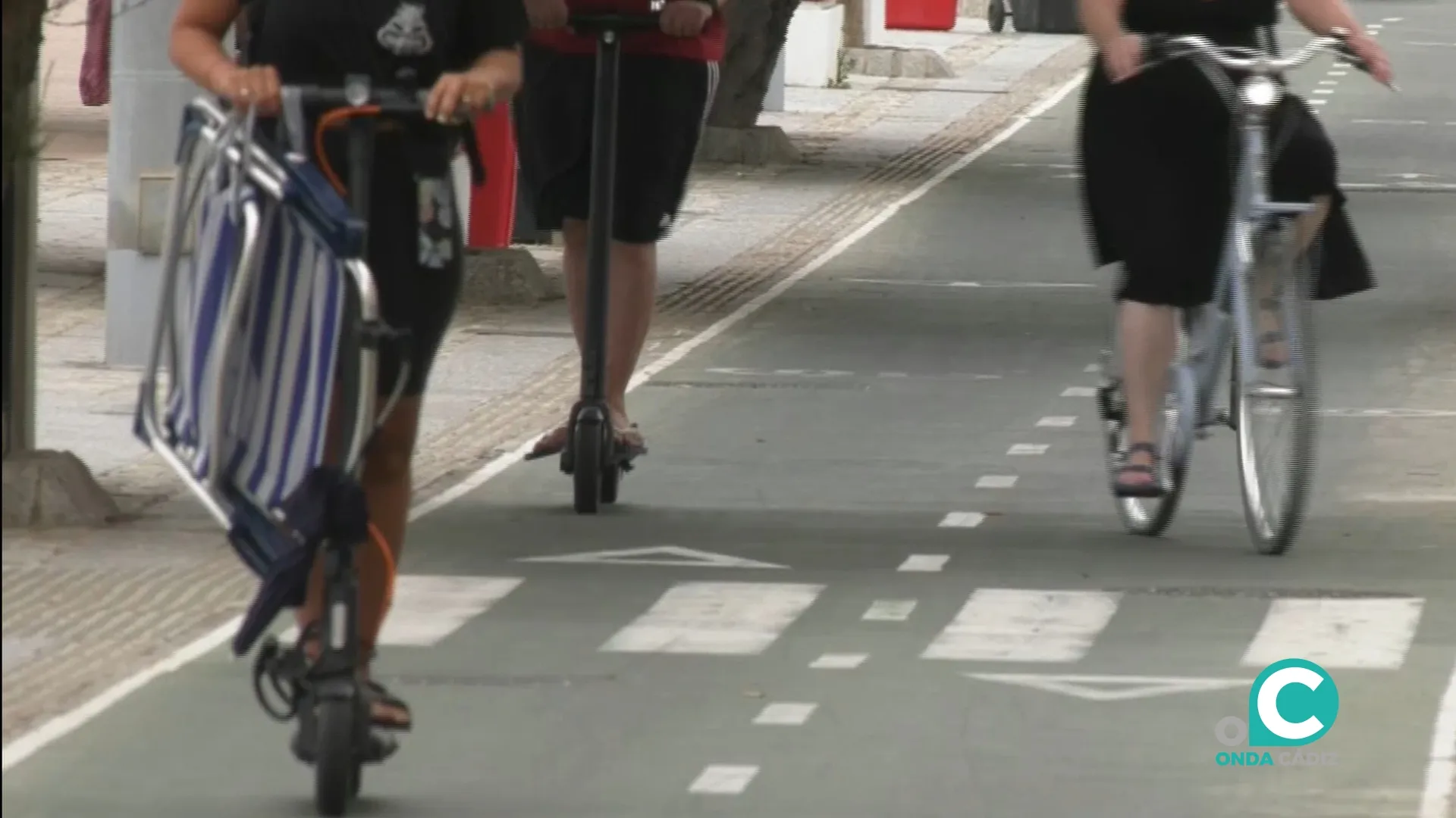 Patinetes circulando por el carril bici del Paseo Marítimo