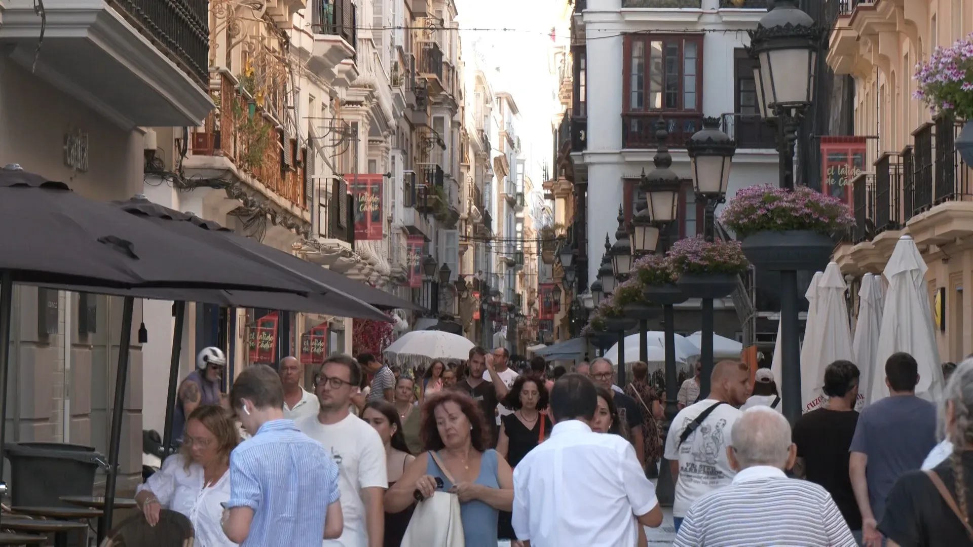 Gente en la calle Nueva 