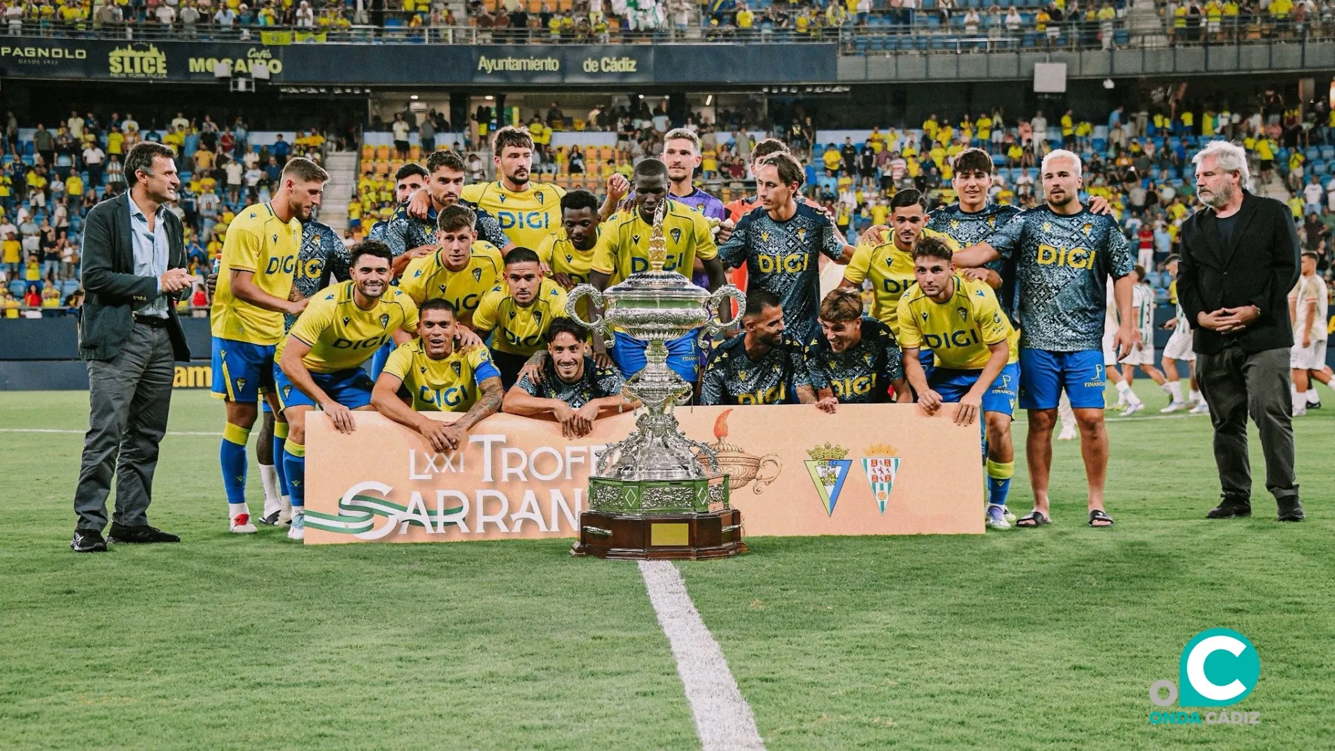 Los jugadores celebran el undécimo Trofeo Carranza (Foto: Cádiz CF)