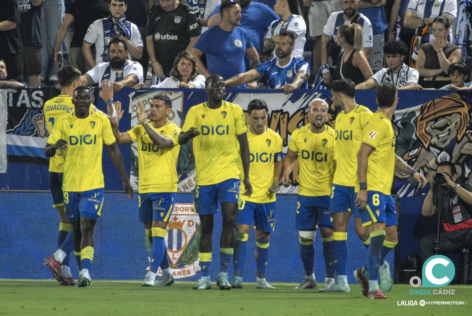 Los jugadores cadistas celebran el tanto del empate (Foto: La Liga)