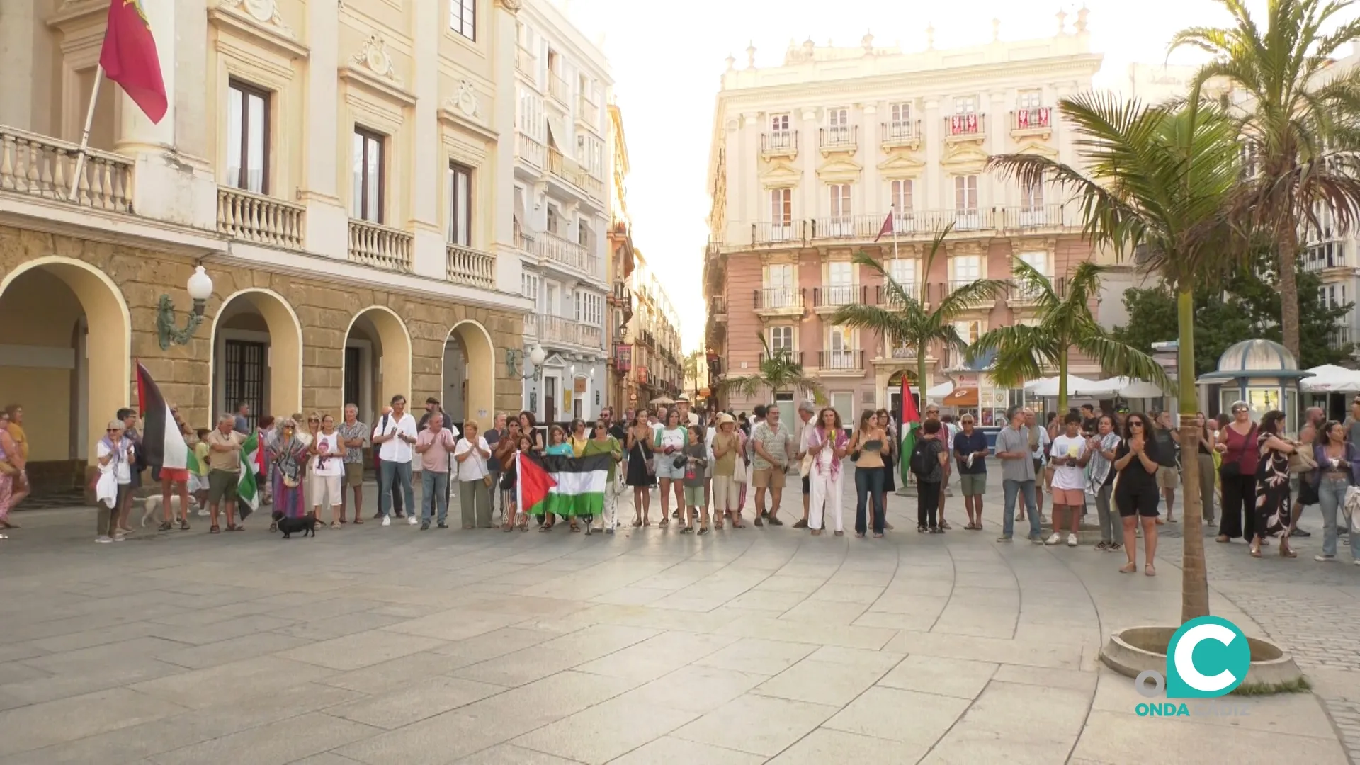 Imagen de la cacerolada en la Plaza de San Juan de Dios 