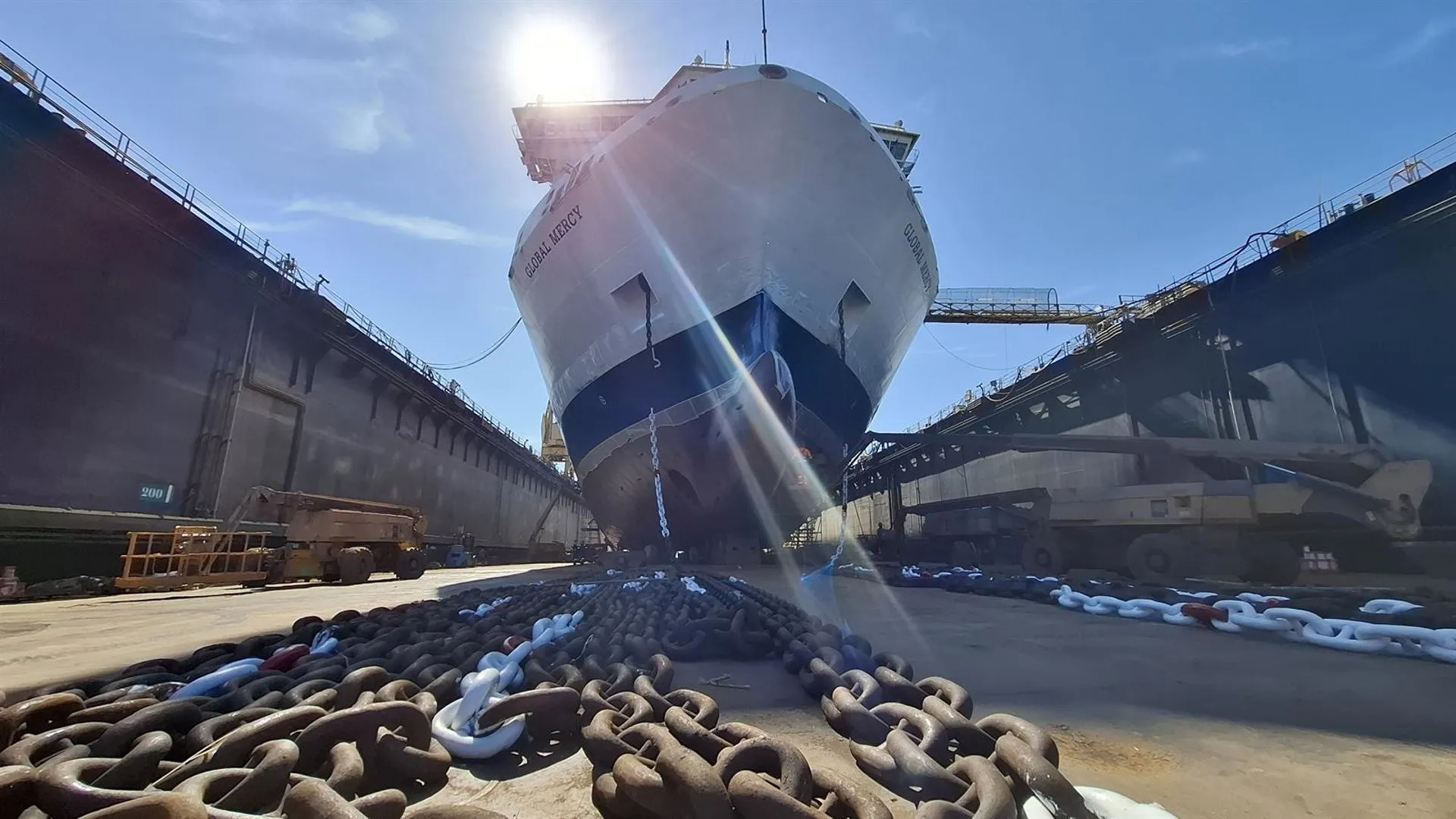 El buque 'Global Mercy' en los astilleros de Navantia en Cádiz.