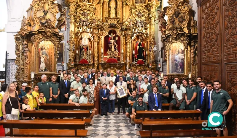 La comitiva y primera plantilla del Cádiz CF posa en su ofrenda a la Patrona (Foto: Cádiz CF)